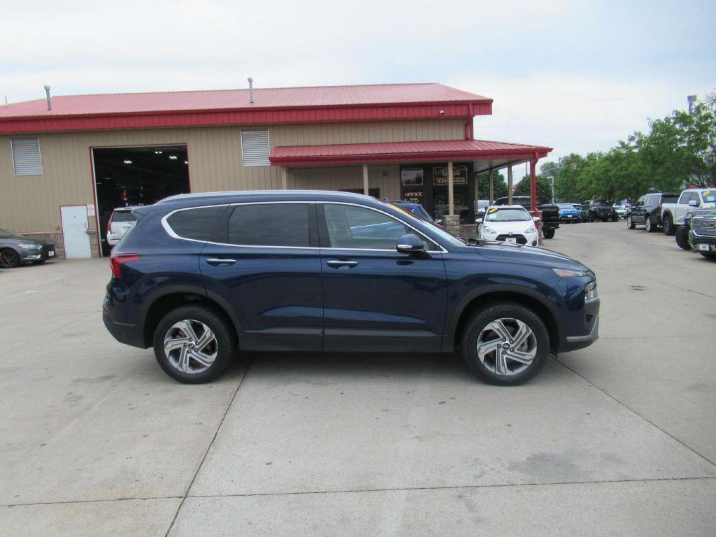 2023 BLUE HYUNDAI SANTA FE SEL (5NMS2DAJ7PH) with an 2.5L engine, Automatic transmission, located at 908 SE 14th Street, Des Moines, IA, 50317, (515) 281-0330, 41.580303, -93.597046 - Photo#3