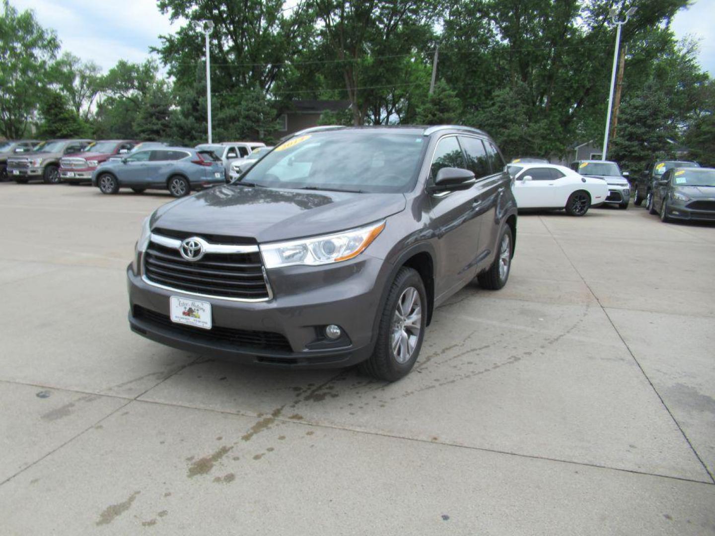 2014 GRAY TOYOTA HIGHLANDER XLE (5TDJKRFH9ES) with an 3.5L engine, Automatic transmission, located at 908 SE 14th Street, Des Moines, IA, 50317, (515) 281-0330, 41.580303, -93.597046 - Photo#0