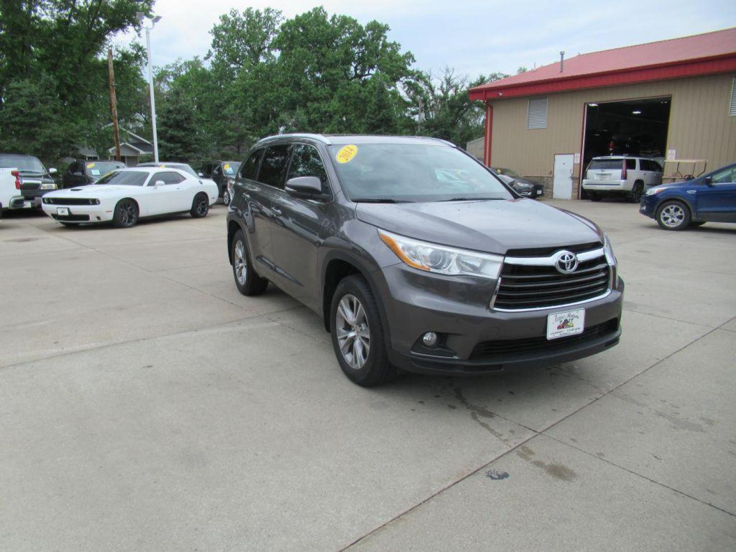 2014 GRAY TOYOTA HIGHLANDER XLE (5TDJKRFH9ES) with an 3.5L engine, Automatic transmission, located at 908 SE 14th Street, Des Moines, IA, 50317, (515) 281-0330, 41.580303, -93.597046 - Photo#2