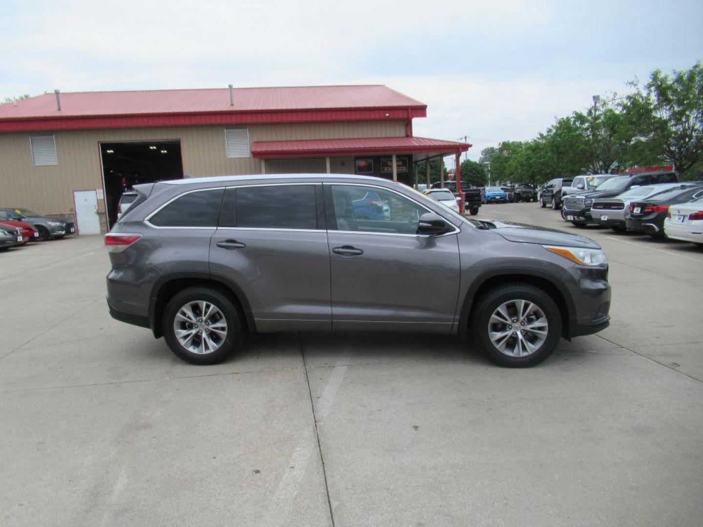 2014 GRAY TOYOTA HIGHLANDER XLE (5TDJKRFH9ES) with an 3.5L engine, Automatic transmission, located at 908 SE 14th Street, Des Moines, IA, 50317, (515) 281-0330, 41.580303, -93.597046 - Photo#3