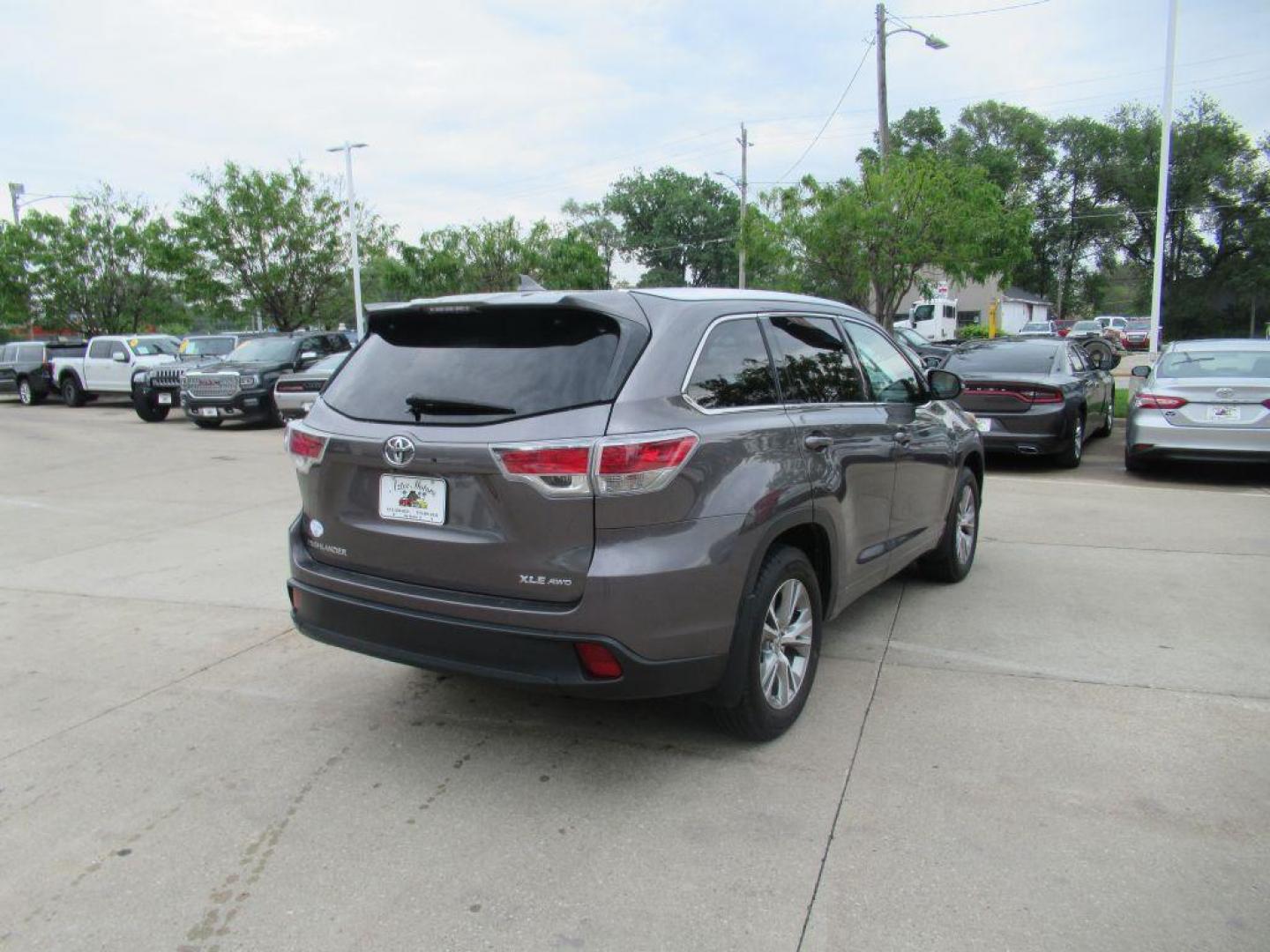 2014 GRAY TOYOTA HIGHLANDER XLE (5TDJKRFH9ES) with an 3.5L engine, Automatic transmission, located at 908 SE 14th Street, Des Moines, IA, 50317, (515) 281-0330, 41.580303, -93.597046 - Photo#4