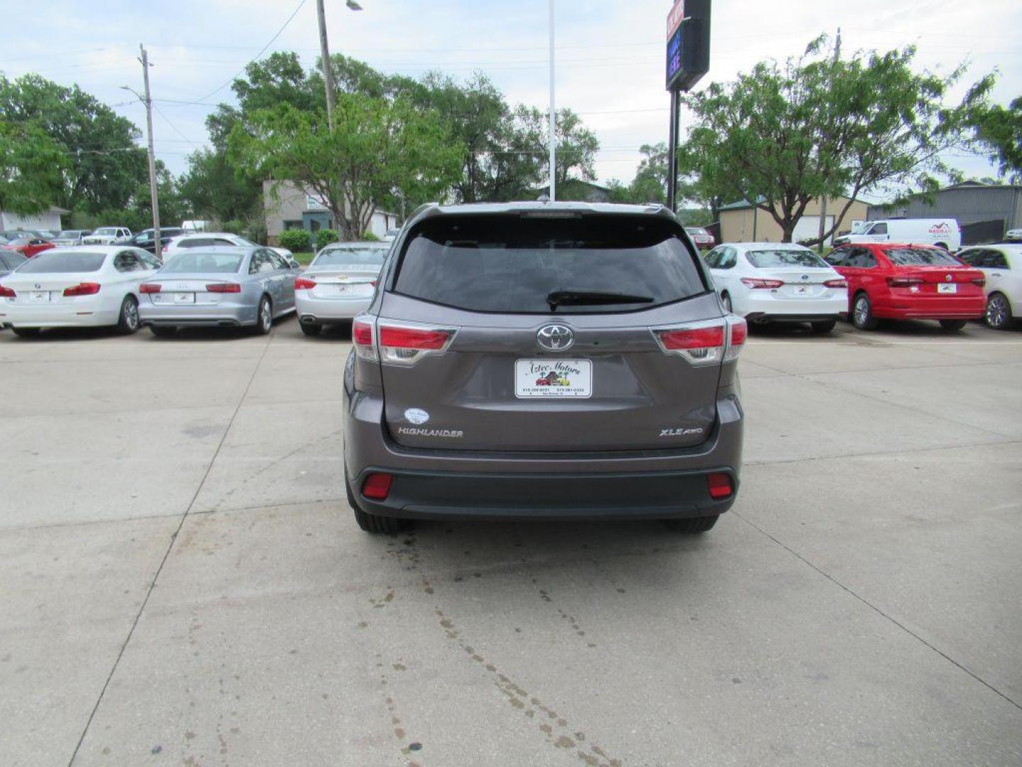 2014 GRAY TOYOTA HIGHLANDER XLE (5TDJKRFH9ES) with an 3.5L engine, Automatic transmission, located at 908 SE 14th Street, Des Moines, IA, 50317, (515) 281-0330, 41.580303, -93.597046 - Photo#5