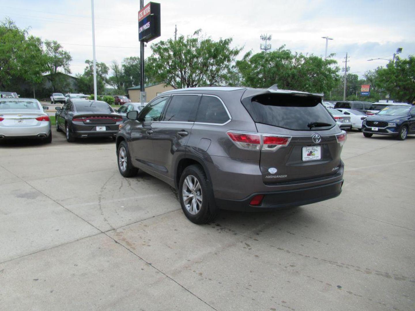 2014 GRAY TOYOTA HIGHLANDER XLE (5TDJKRFH9ES) with an 3.5L engine, Automatic transmission, located at 908 SE 14th Street, Des Moines, IA, 50317, (515) 281-0330, 41.580303, -93.597046 - Photo#6