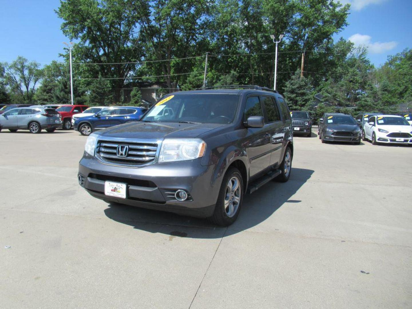 2015 GRAY HONDA PILOT EXL (5FNYF4H50FB) with an 3.5L engine, Automatic transmission, located at 908 SE 14th Street, Des Moines, IA, 50317, (515) 281-0330, 41.580303, -93.597046 - Photo#0