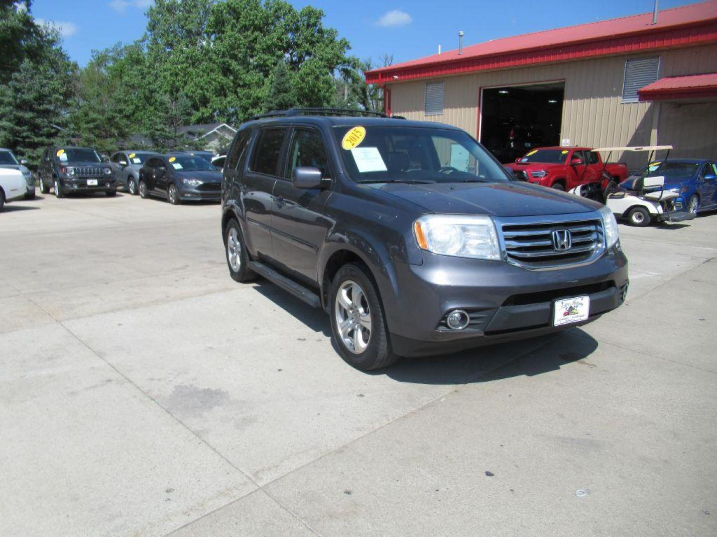 2015 GRAY HONDA PILOT EXL (5FNYF4H50FB) with an 3.5L engine, Automatic transmission, located at 908 SE 14th Street, Des Moines, IA, 50317, (515) 281-0330, 41.580303, -93.597046 - Photo#2