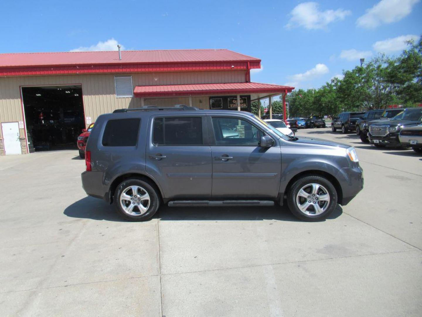 2015 GRAY HONDA PILOT EXL (5FNYF4H50FB) with an 3.5L engine, Automatic transmission, located at 908 SE 14th Street, Des Moines, IA, 50317, (515) 281-0330, 41.580303, -93.597046 - Photo#3