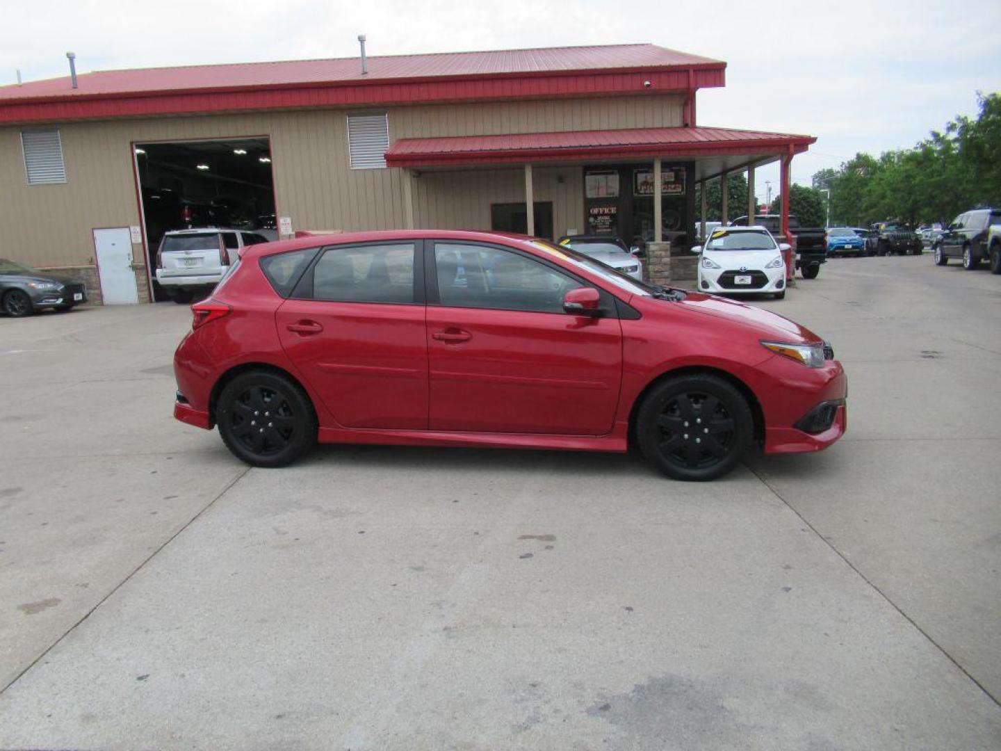 2017 RED TOYOTA COROLLA LE (JTNKARJE0HJ) with an 1.8L engine, Continuously Variable transmission, located at 908 SE 14th Street, Des Moines, IA, 50317, (515) 281-0330, 41.580303, -93.597046 - Photo#3