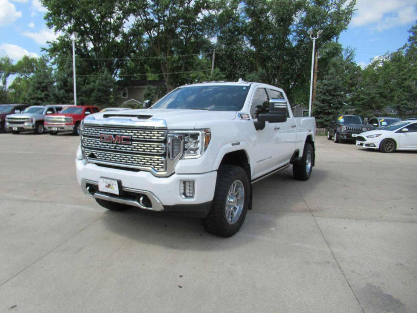 2021 WHITE GMC SIERRA 2500 DENALI (1GT49REY0MF) with an 6.6L engine, Automatic transmission, located at 908 SE 14th Street, Des Moines, IA, 50317, (515) 281-0330, 41.580303, -93.597046 - Photo#0