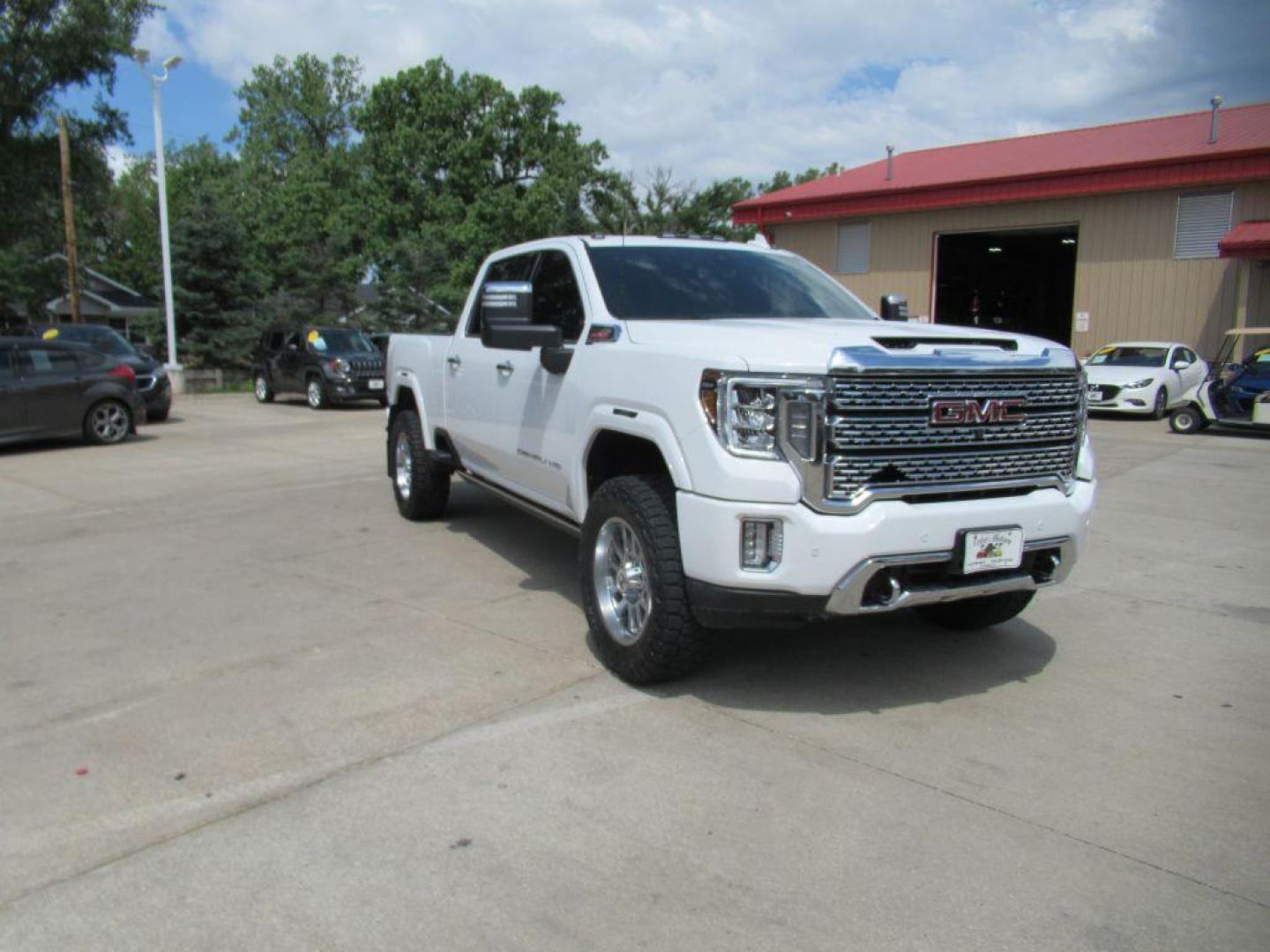 2021 WHITE GMC SIERRA 2500 DENALI (1GT49REY0MF) with an 6.6L engine, Automatic transmission, located at 908 SE 14th Street, Des Moines, IA, 50317, (515) 281-0330, 41.580303, -93.597046 - Photo#2