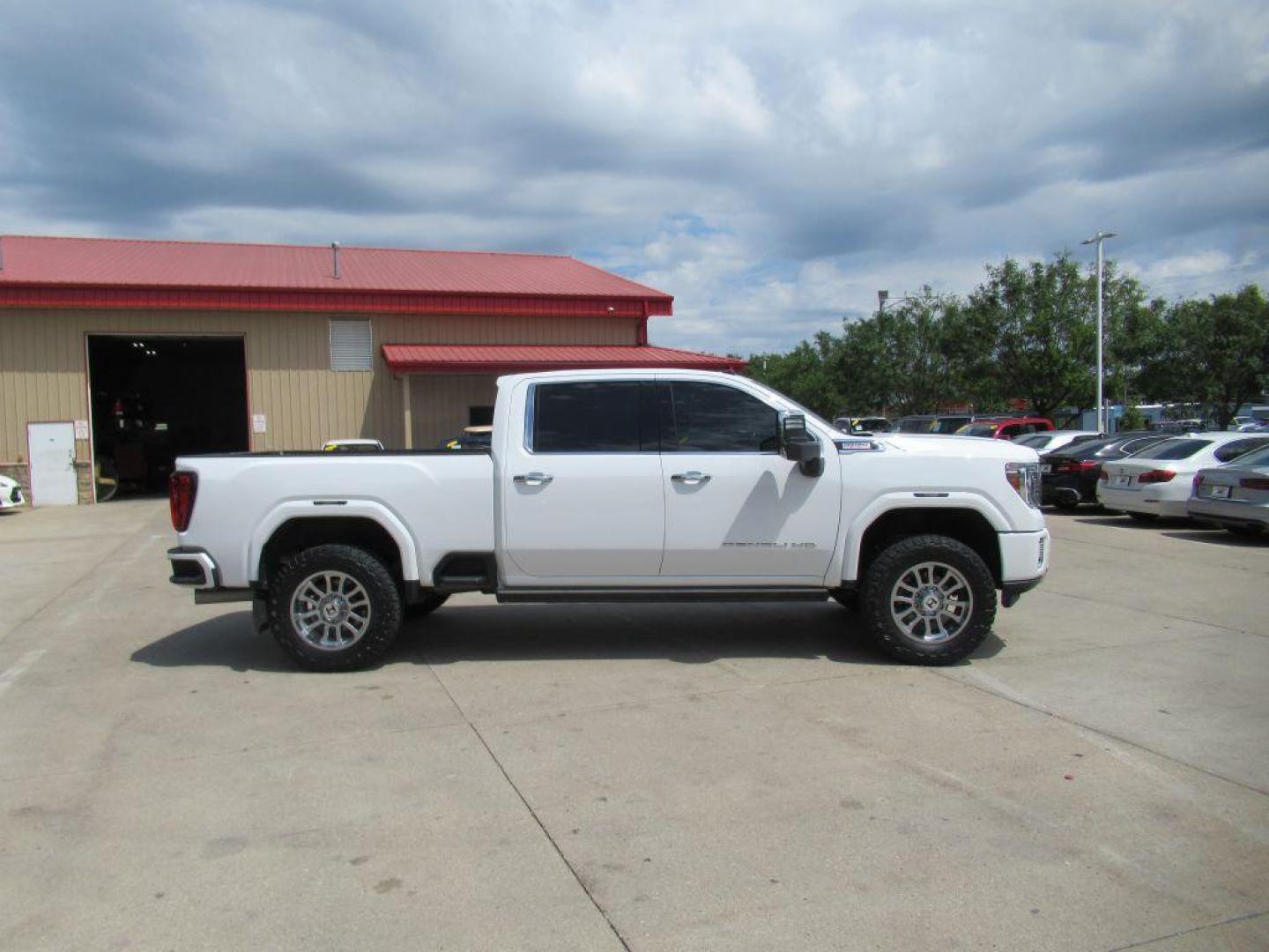 2021 WHITE GMC SIERRA 2500 DENALI (1GT49REY0MF) with an 6.6L engine, Automatic transmission, located at 908 SE 14th Street, Des Moines, IA, 50317, (515) 281-0330, 41.580303, -93.597046 - Photo#3