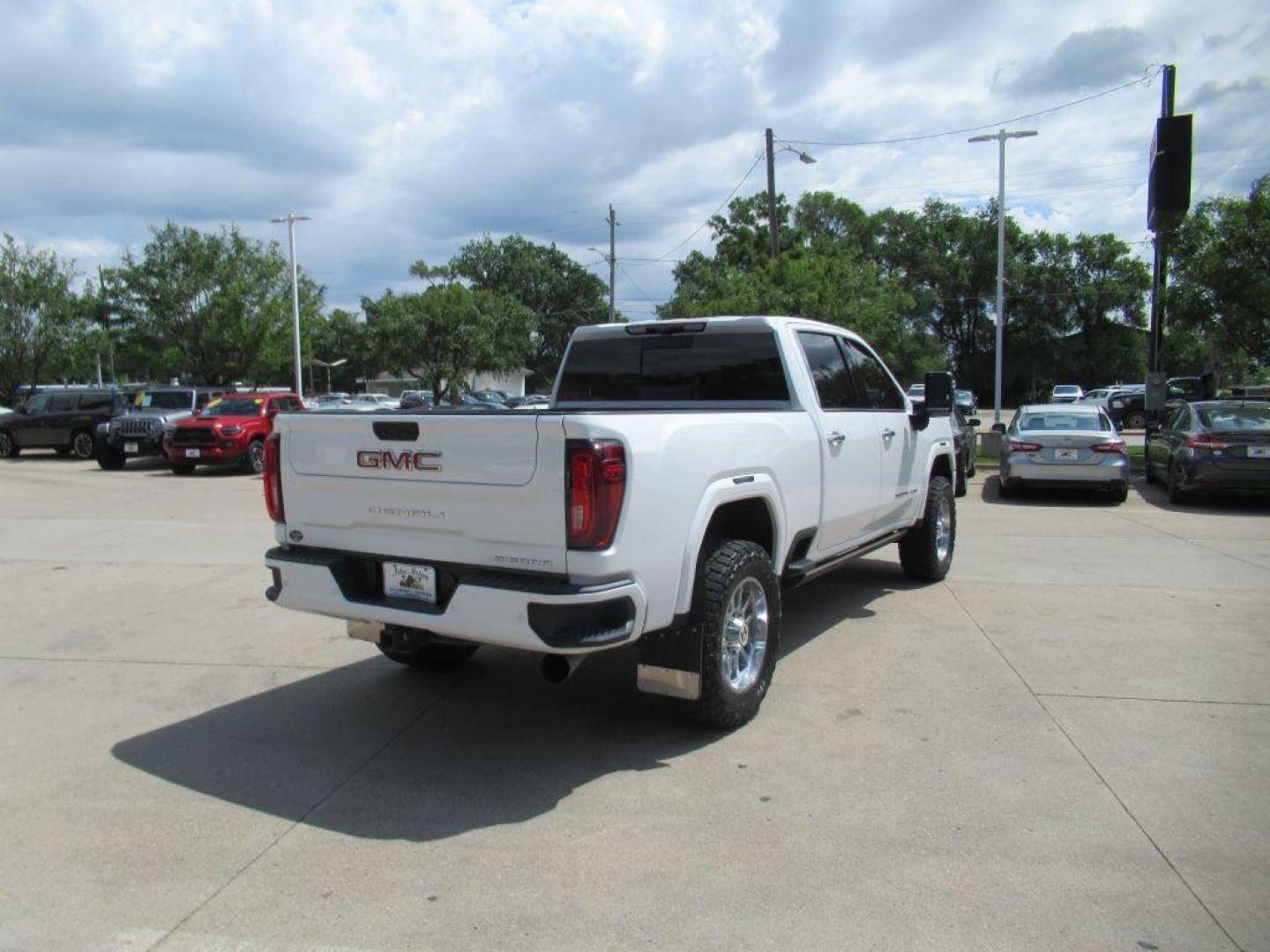 2021 WHITE GMC SIERRA 2500 DENALI (1GT49REY0MF) with an 6.6L engine, Automatic transmission, located at 908 SE 14th Street, Des Moines, IA, 50317, (515) 281-0330, 41.580303, -93.597046 - Photo#4