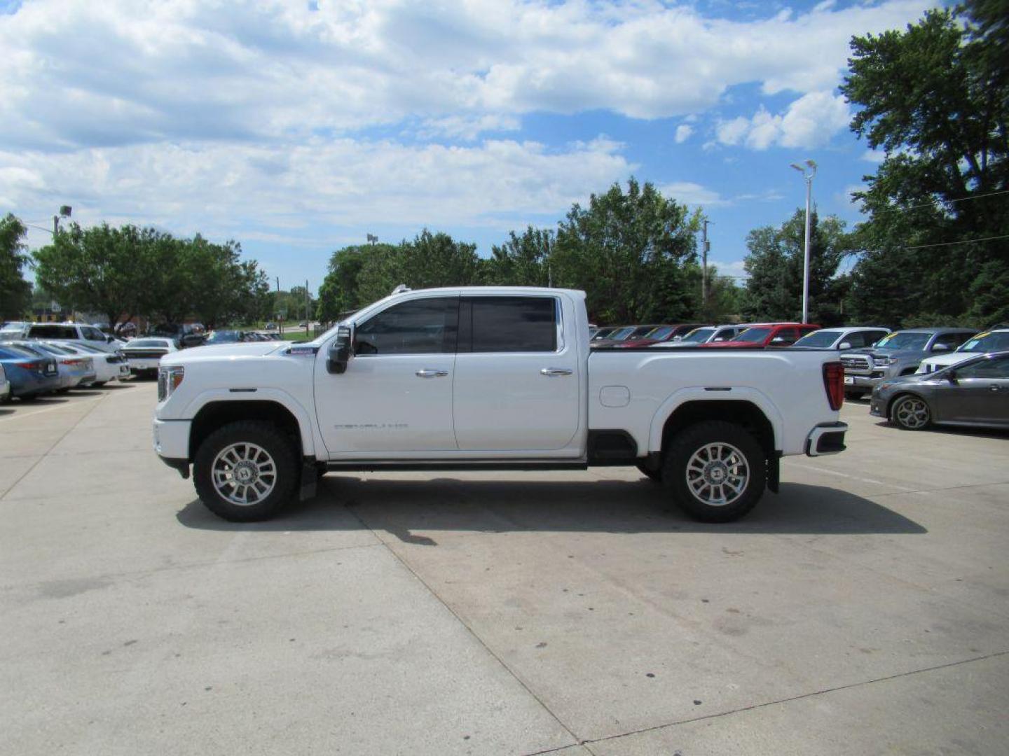 2021 WHITE GMC SIERRA 2500 DENALI (1GT49REY0MF) with an 6.6L engine, Automatic transmission, located at 908 SE 14th Street, Des Moines, IA, 50317, (515) 281-0330, 41.580303, -93.597046 - Photo#7