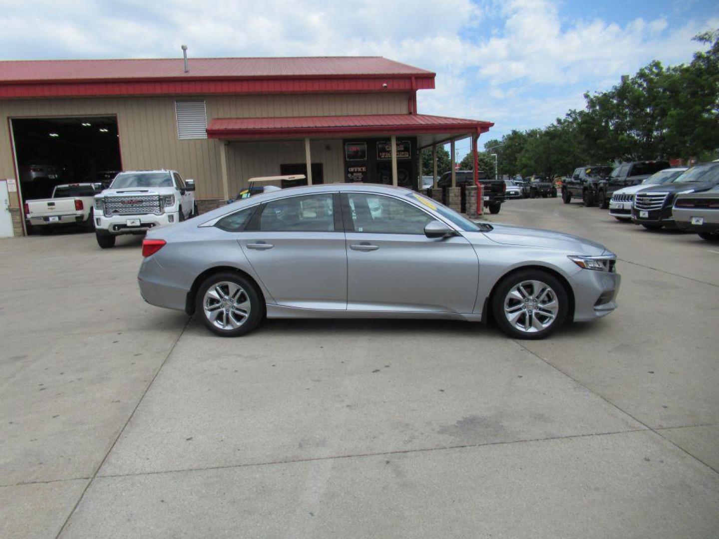 2018 SILVER HONDA ACCORD LX (1HGCV1F14JA) with an 1.5L engine, Continuously Variable transmission, located at 908 SE 14th Street, Des Moines, IA, 50317, (515) 281-0330, 41.580303, -93.597046 - Photo#3