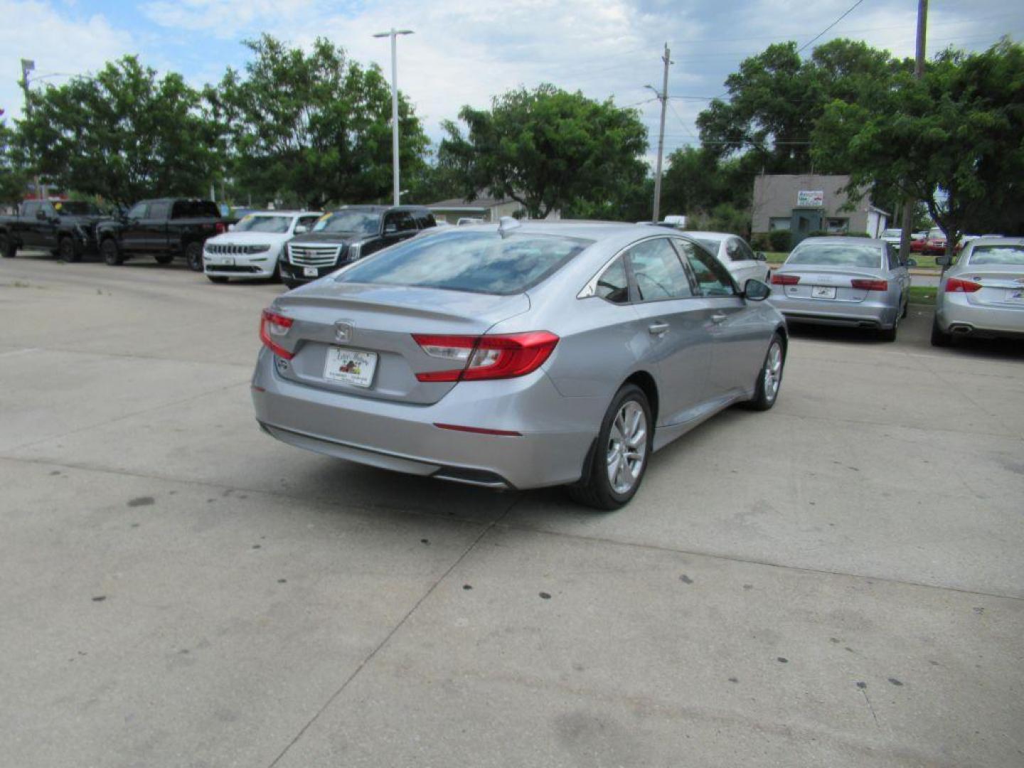 2018 SILVER HONDA ACCORD LX (1HGCV1F14JA) with an 1.5L engine, Continuously Variable transmission, located at 908 SE 14th Street, Des Moines, IA, 50317, (515) 281-0330, 41.580303, -93.597046 - Photo#4