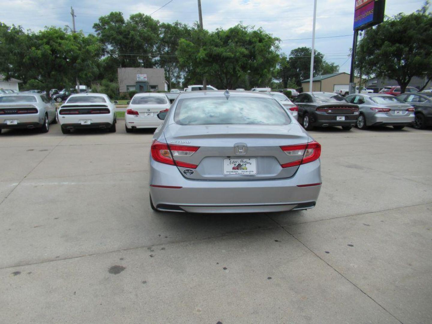 2018 SILVER HONDA ACCORD LX (1HGCV1F14JA) with an 1.5L engine, Continuously Variable transmission, located at 908 SE 14th Street, Des Moines, IA, 50317, (515) 281-0330, 41.580303, -93.597046 - Photo#5