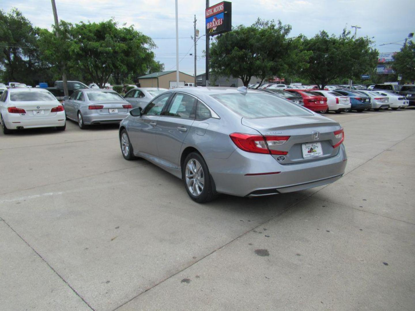 2018 SILVER HONDA ACCORD LX (1HGCV1F14JA) with an 1.5L engine, Continuously Variable transmission, located at 908 SE 14th Street, Des Moines, IA, 50317, (515) 281-0330, 41.580303, -93.597046 - Photo#6