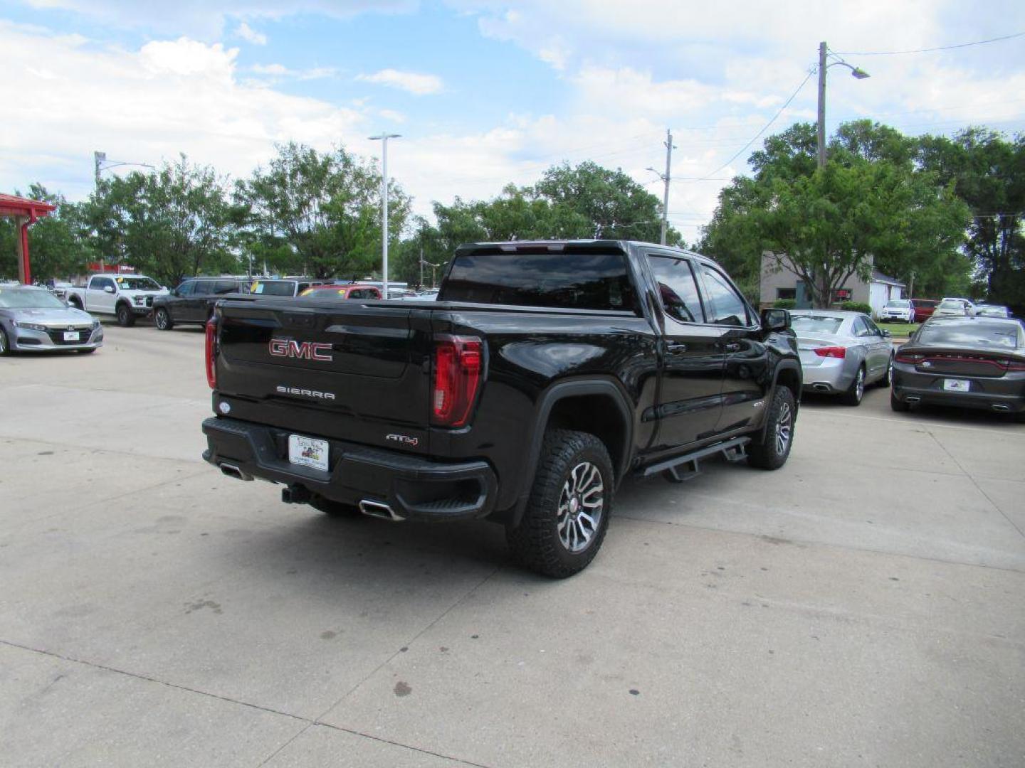 2023 BLACK GMC SIERRA 1500 AT4 (3GTUUEEL8PG) with an 6.2L engine, Automatic transmission, located at 908 SE 14th Street, Des Moines, IA, 50317, (515) 281-0330, 41.580303, -93.597046 - Photo#4