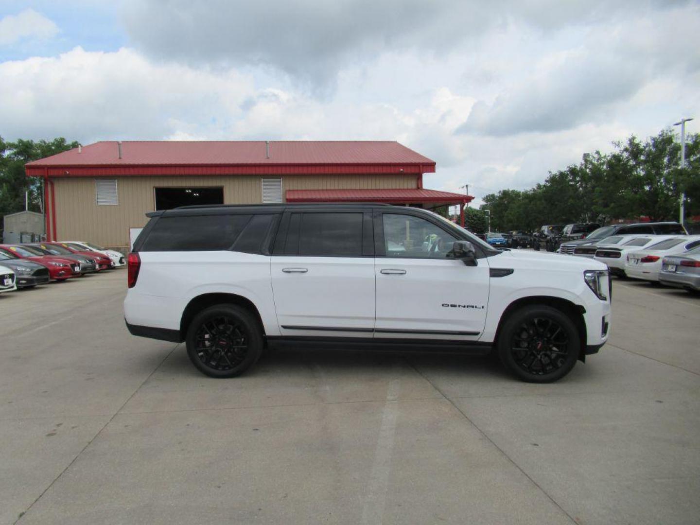 2023 WHITE GMC YUKON XL DENALI (1GKS2JKT1PR) with an 3.0L engine, Automatic transmission, located at 908 SE 14th Street, Des Moines, IA, 50317, (515) 281-0330, 41.580303, -93.597046 - Photo#3