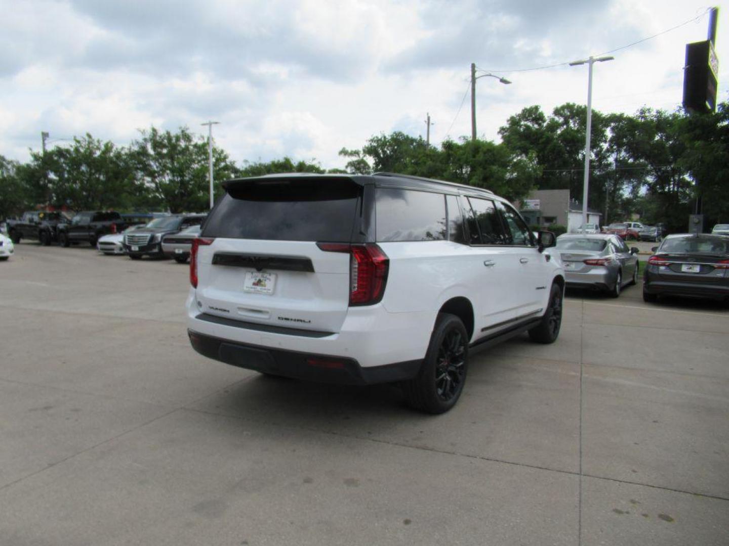 2023 WHITE GMC YUKON XL DENALI (1GKS2JKT1PR) with an 3.0L engine, Automatic transmission, located at 908 SE 14th Street, Des Moines, IA, 50317, (515) 281-0330, 41.580303, -93.597046 - Photo#4