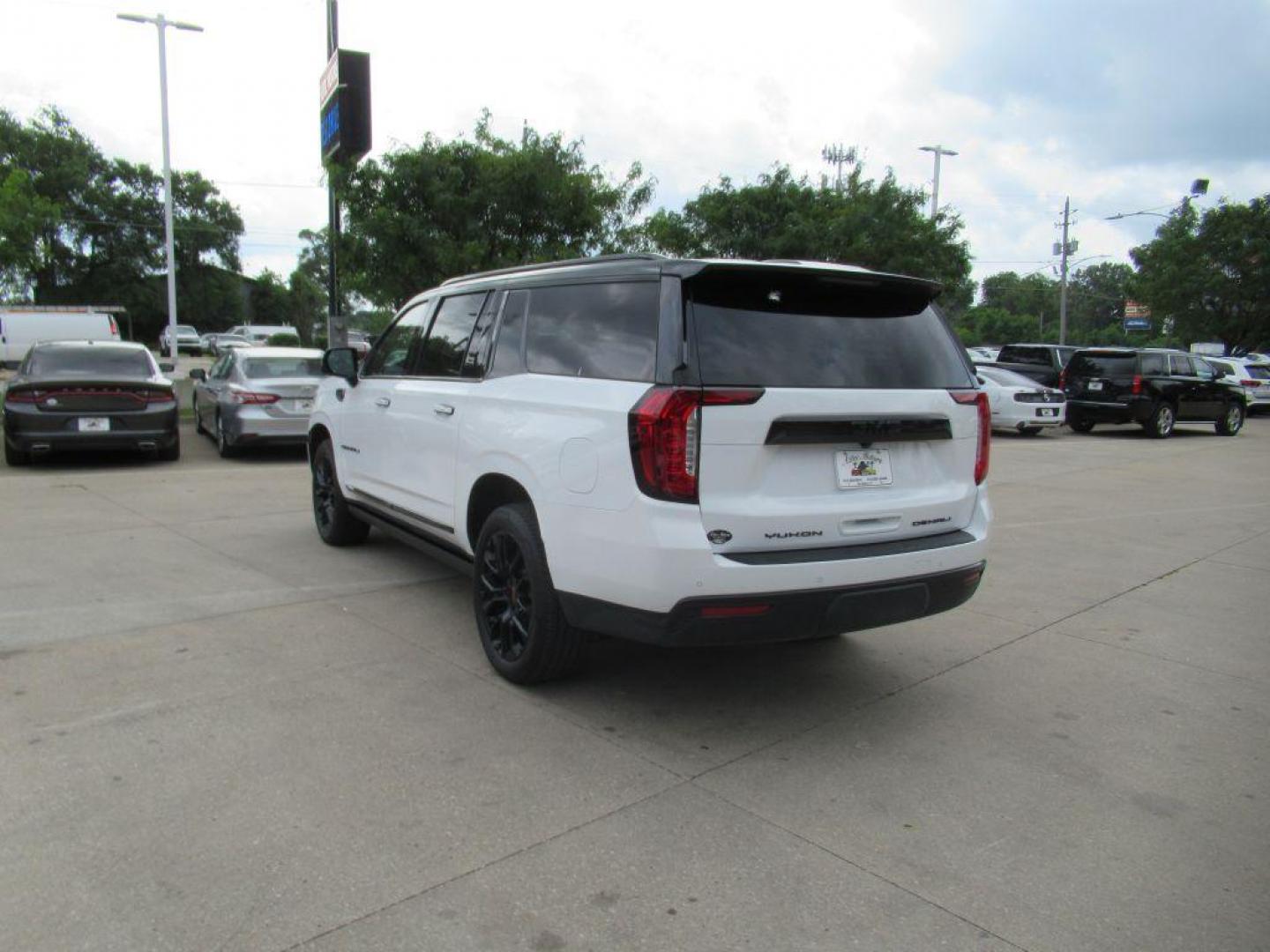 2023 WHITE GMC YUKON XL DENALI (1GKS2JKT1PR) with an 3.0L engine, Automatic transmission, located at 908 SE 14th Street, Des Moines, IA, 50317, (515) 281-0330, 41.580303, -93.597046 - Photo#6