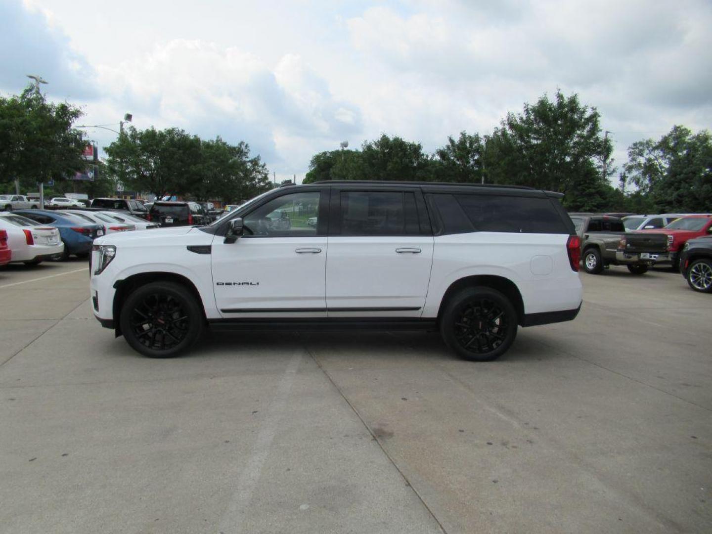 2023 WHITE GMC YUKON XL DENALI (1GKS2JKT1PR) with an 3.0L engine, Automatic transmission, located at 908 SE 14th Street, Des Moines, IA, 50317, (515) 281-0330, 41.580303, -93.597046 - Photo#7