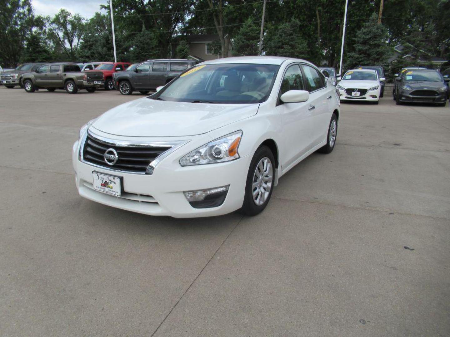 2015 WHITE NISSAN ALTIMA 2.5 (1N4AL3AP7FN) with an 2.5L engine, Continuously Variable transmission, located at 908 SE 14th Street, Des Moines, IA, 50317, (515) 281-0330, 41.580303, -93.597046 - Photo#0