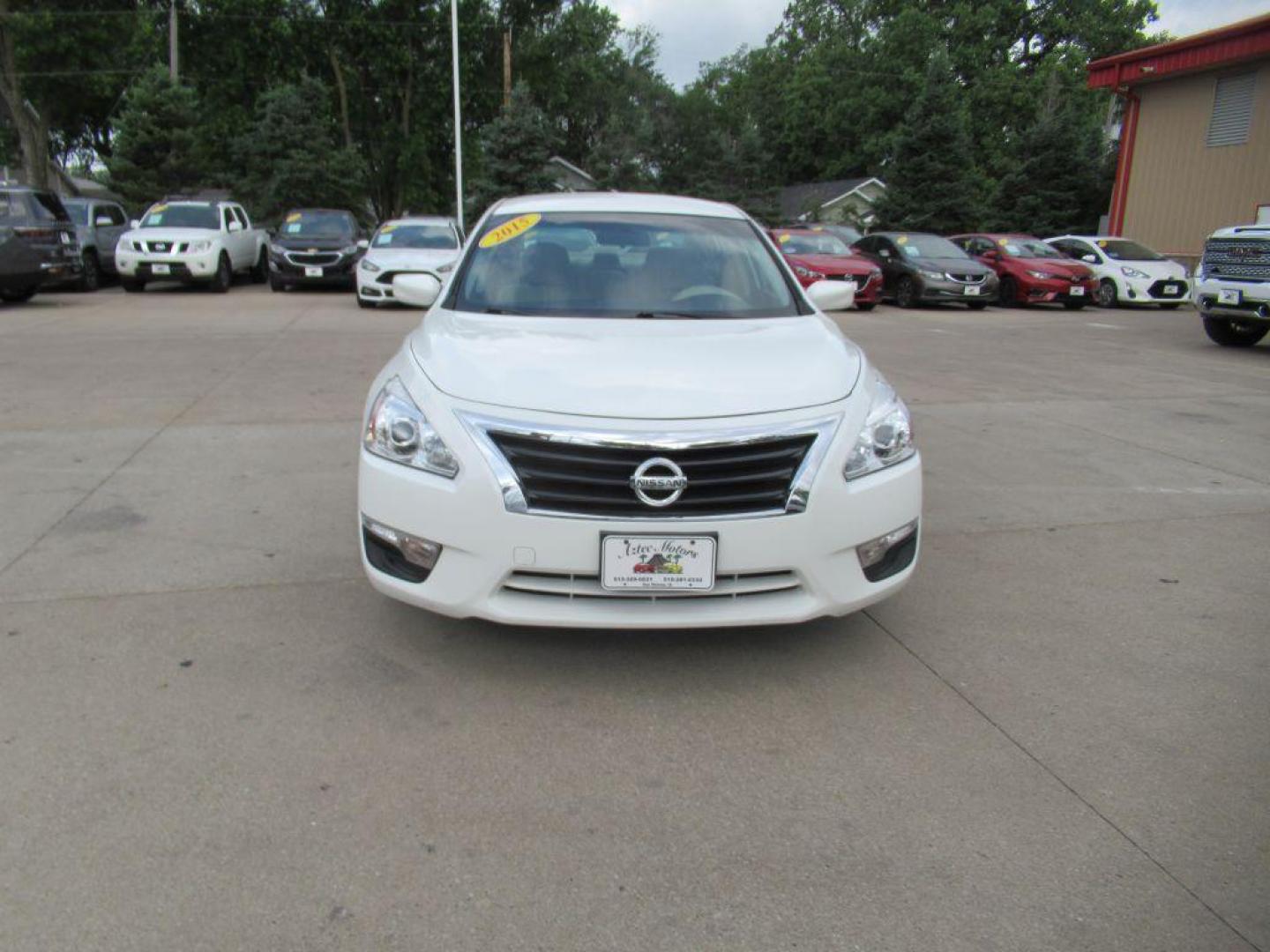 2015 WHITE NISSAN ALTIMA 2.5 (1N4AL3AP7FN) with an 2.5L engine, Continuously Variable transmission, located at 908 SE 14th Street, Des Moines, IA, 50317, (515) 281-0330, 41.580303, -93.597046 - Photo#1