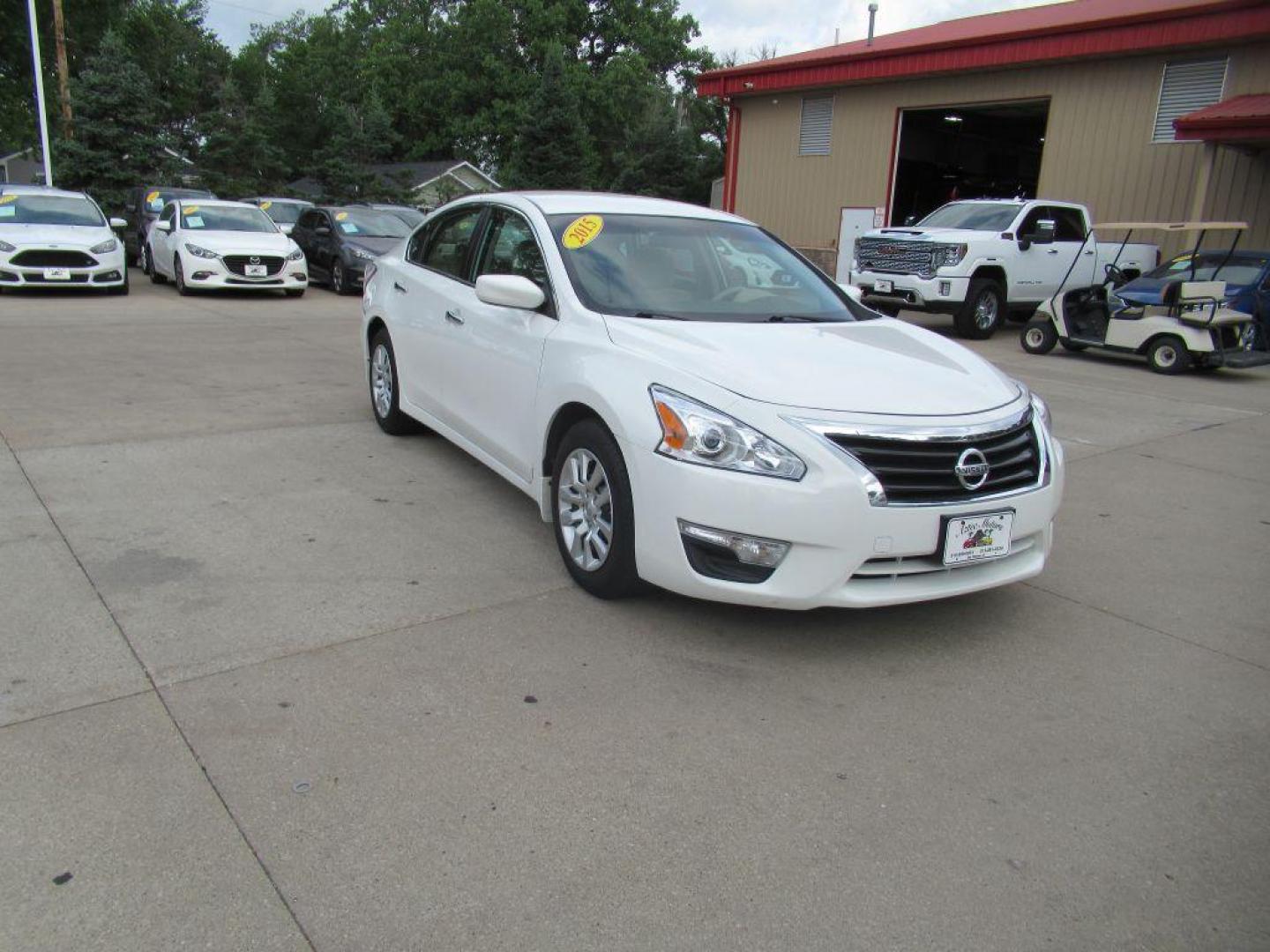 2015 WHITE NISSAN ALTIMA 2.5 (1N4AL3AP7FN) with an 2.5L engine, Continuously Variable transmission, located at 908 SE 14th Street, Des Moines, IA, 50317, (515) 281-0330, 41.580303, -93.597046 - Photo#2