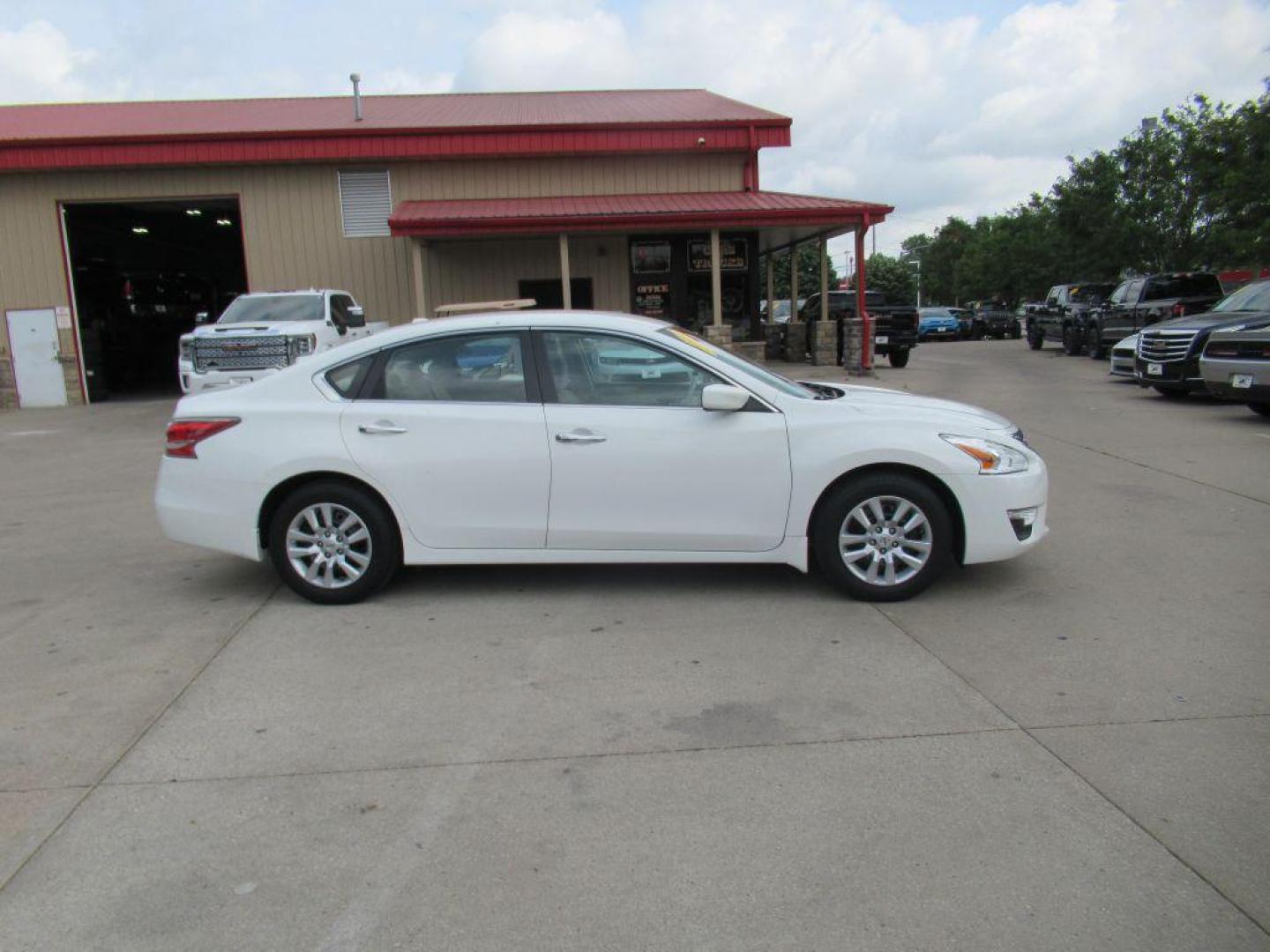 2015 WHITE NISSAN ALTIMA 2.5 (1N4AL3AP7FN) with an 2.5L engine, Continuously Variable transmission, located at 908 SE 14th Street, Des Moines, IA, 50317, (515) 281-0330, 41.580303, -93.597046 - Photo#3