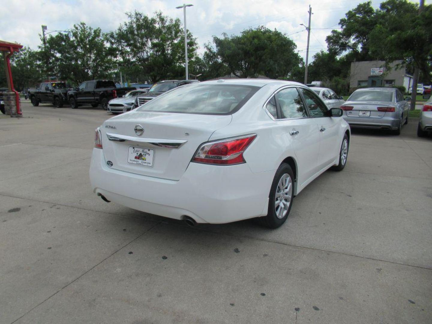 2015 WHITE NISSAN ALTIMA 2.5 (1N4AL3AP7FN) with an 2.5L engine, Continuously Variable transmission, located at 908 SE 14th Street, Des Moines, IA, 50317, (515) 281-0330, 41.580303, -93.597046 - Photo#4