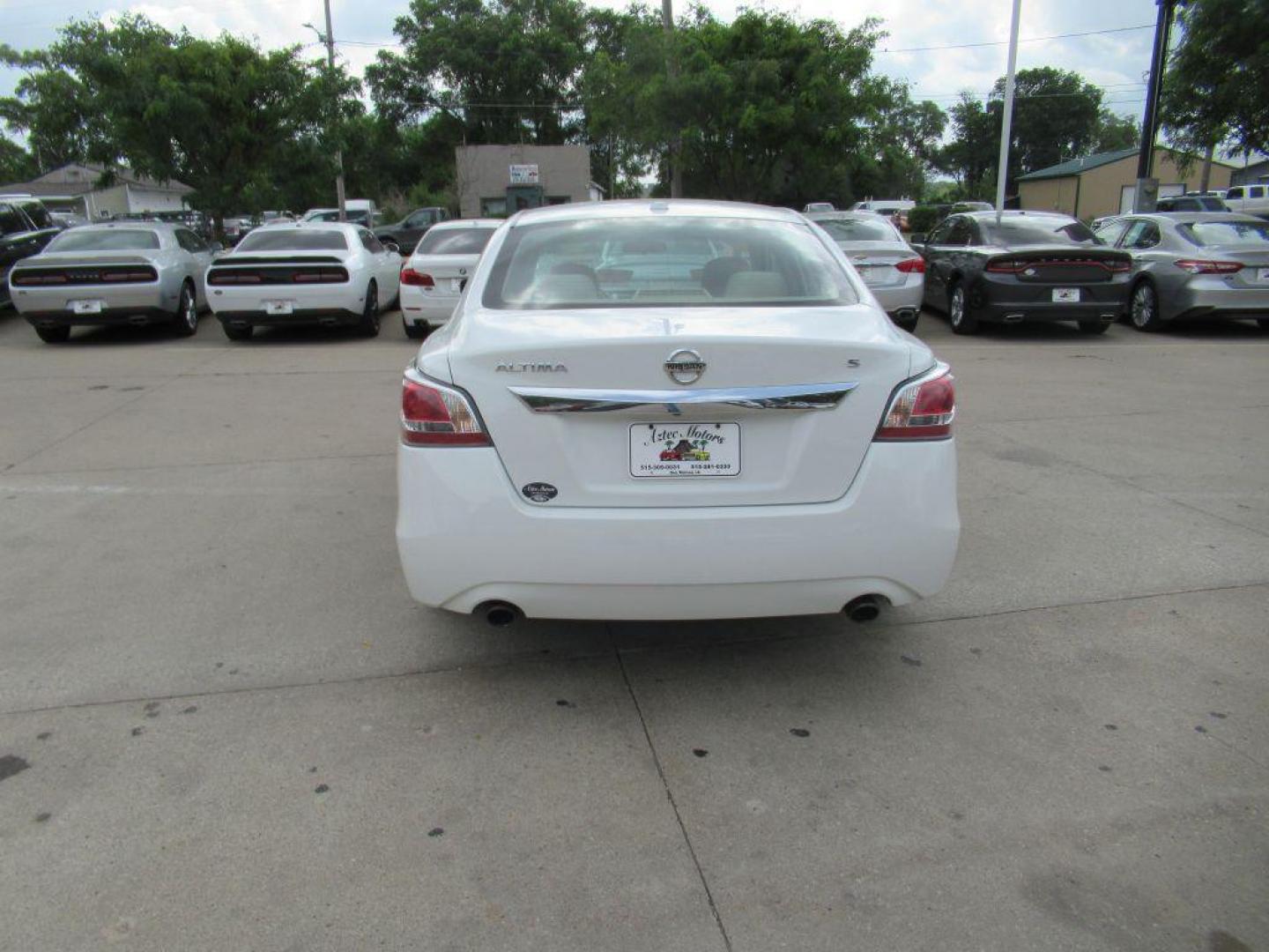 2015 WHITE NISSAN ALTIMA 2.5 (1N4AL3AP7FN) with an 2.5L engine, Continuously Variable transmission, located at 908 SE 14th Street, Des Moines, IA, 50317, (515) 281-0330, 41.580303, -93.597046 - Photo#5