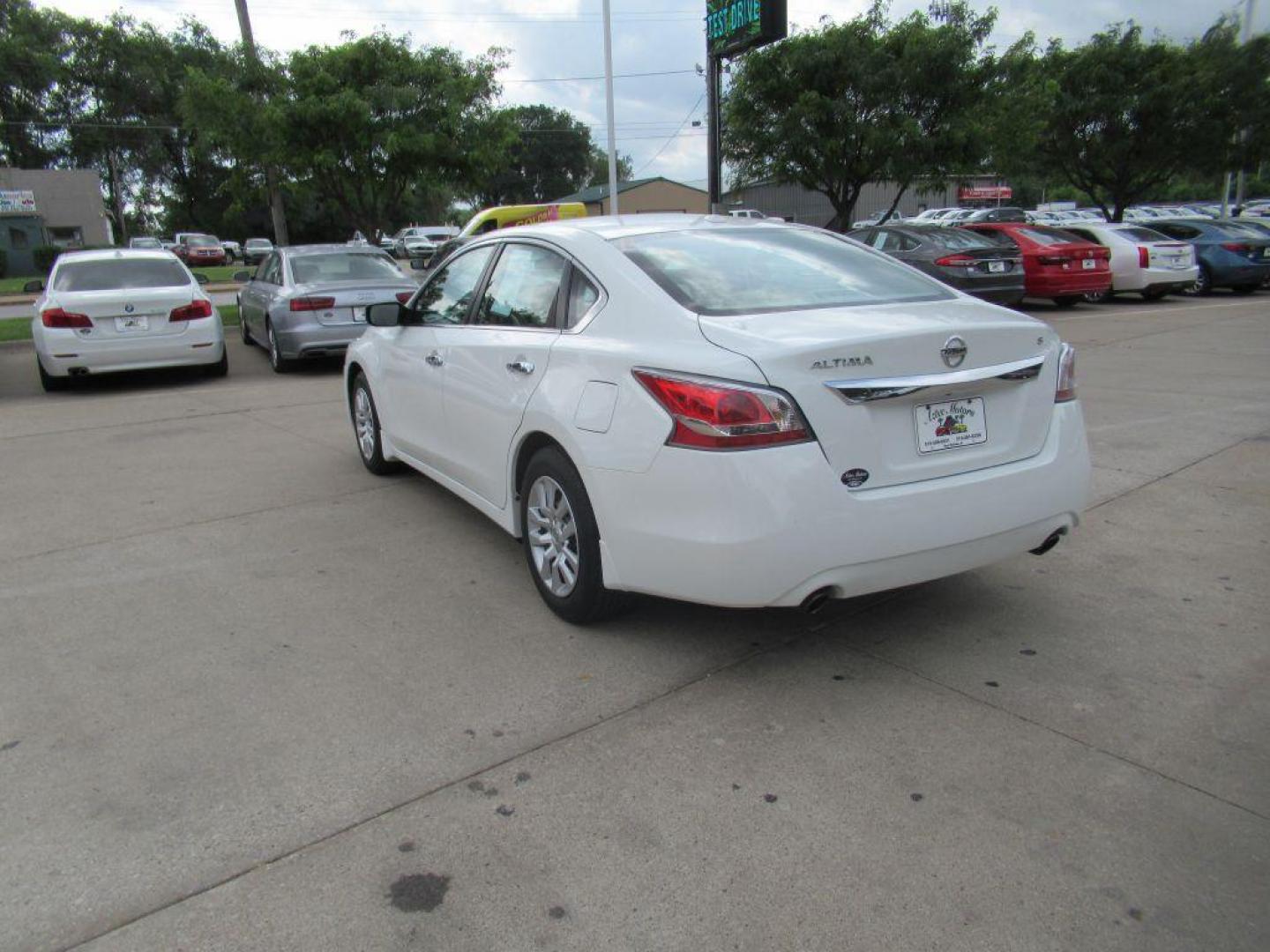 2015 WHITE NISSAN ALTIMA 2.5 (1N4AL3AP7FN) with an 2.5L engine, Continuously Variable transmission, located at 908 SE 14th Street, Des Moines, IA, 50317, (515) 281-0330, 41.580303, -93.597046 - Photo#6