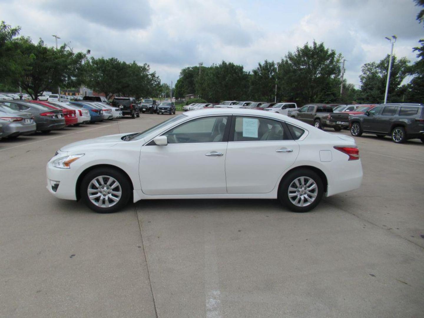 2015 WHITE NISSAN ALTIMA 2.5 (1N4AL3AP7FN) with an 2.5L engine, Continuously Variable transmission, located at 908 SE 14th Street, Des Moines, IA, 50317, (515) 281-0330, 41.580303, -93.597046 - Photo#7