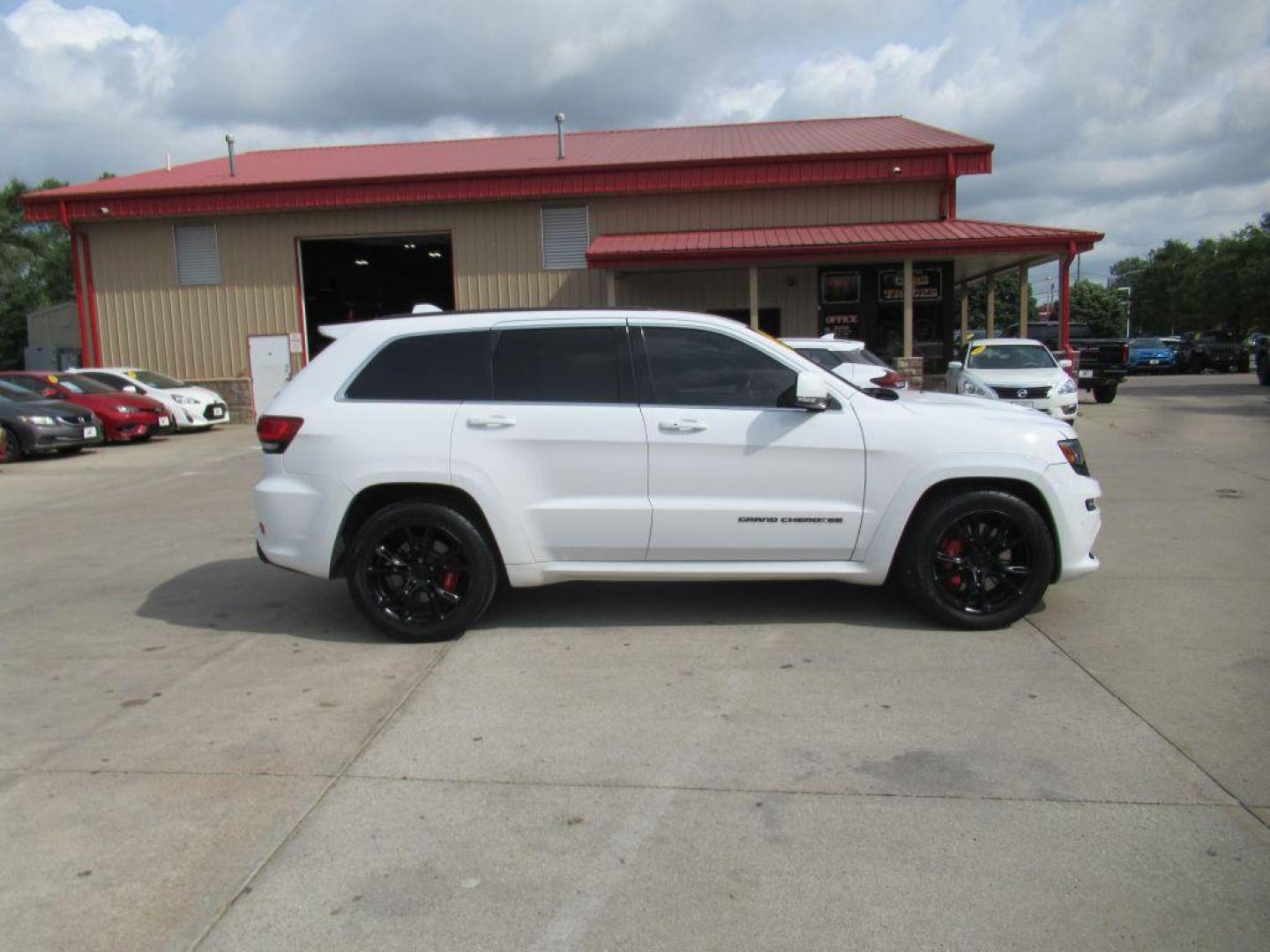 2014 WHITE JEEP GRAND CHEROKEE SRT-8 (1C4RJFDJ0EC) with an 6.4L engine, Automatic transmission, located at 908 SE 14th Street, Des Moines, IA, 50317, (515) 281-0330, 41.580303, -93.597046 - Photo#3