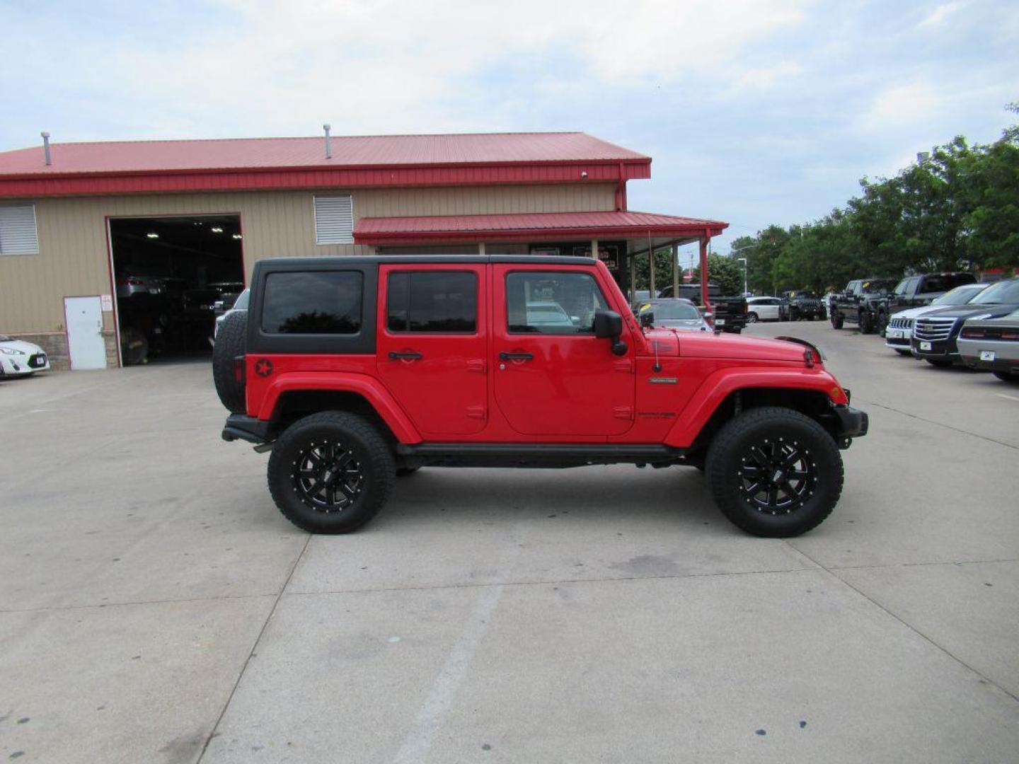 2018 RED JEEP WRANGLER UNLIMI SPORT (1C4BJWDG2JL) with an 3.6L engine, Automatic transmission, located at 908 SE 14th Street, Des Moines, IA, 50317, (515) 281-0330, 41.580303, -93.597046 - Photo#3