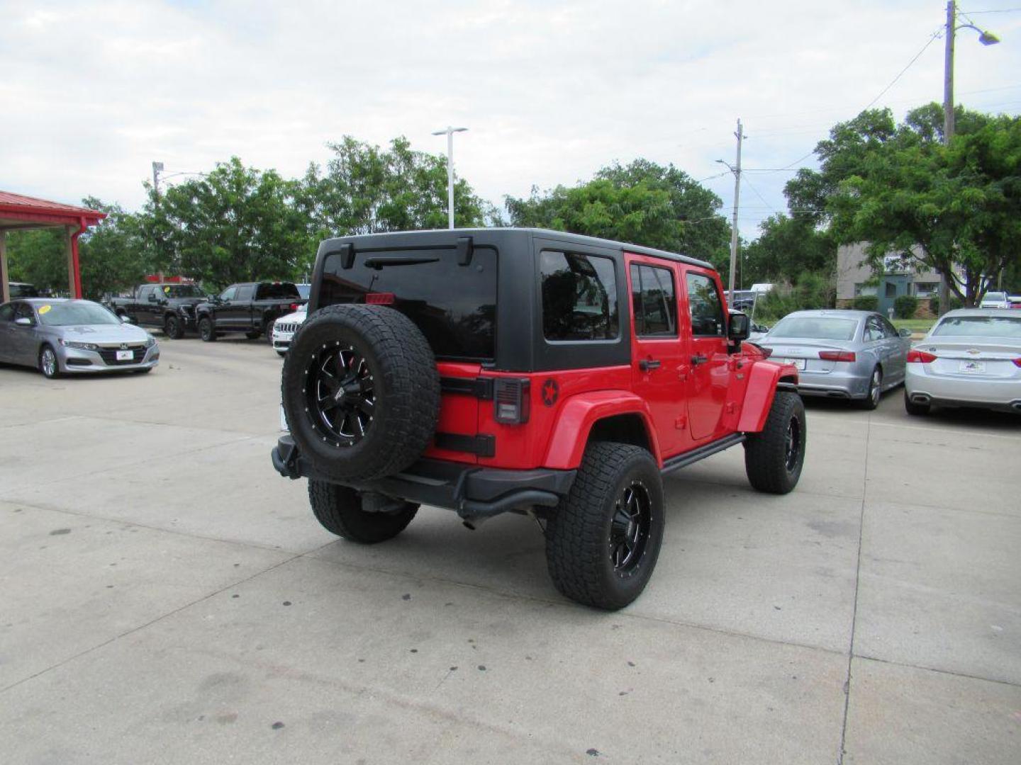 2018 RED JEEP WRANGLER UNLIMI SPORT (1C4BJWDG2JL) with an 3.6L engine, Automatic transmission, located at 908 SE 14th Street, Des Moines, IA, 50317, (515) 281-0330, 41.580303, -93.597046 - Photo#4