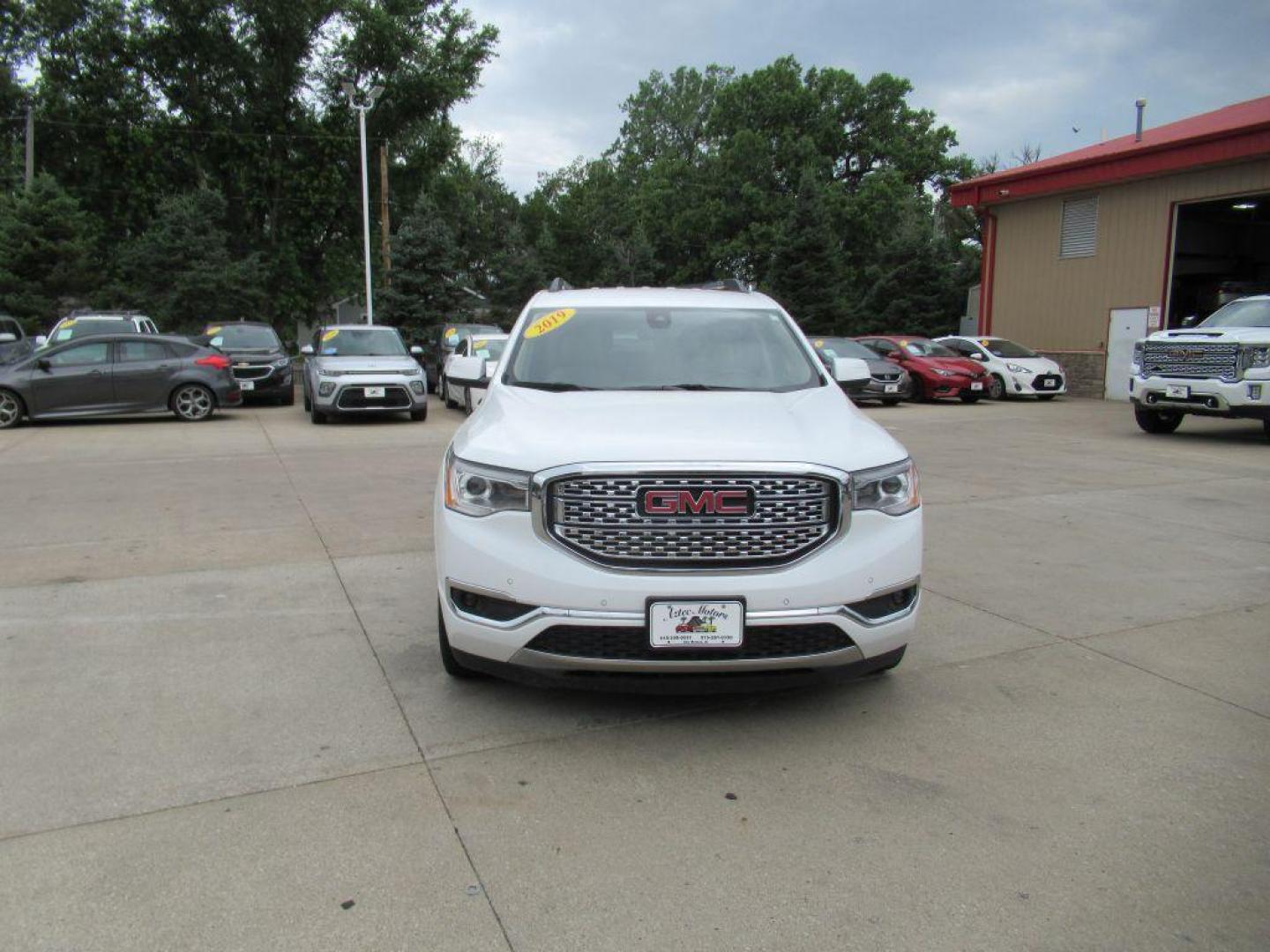 2019 WHITE GMC ACADIA DENALI (1GKKNXLS4KZ) with an 3.6L engine, Automatic transmission, located at 908 SE 14th Street, Des Moines, IA, 50317, (515) 281-0330, 41.580303, -93.597046 - Photo#1