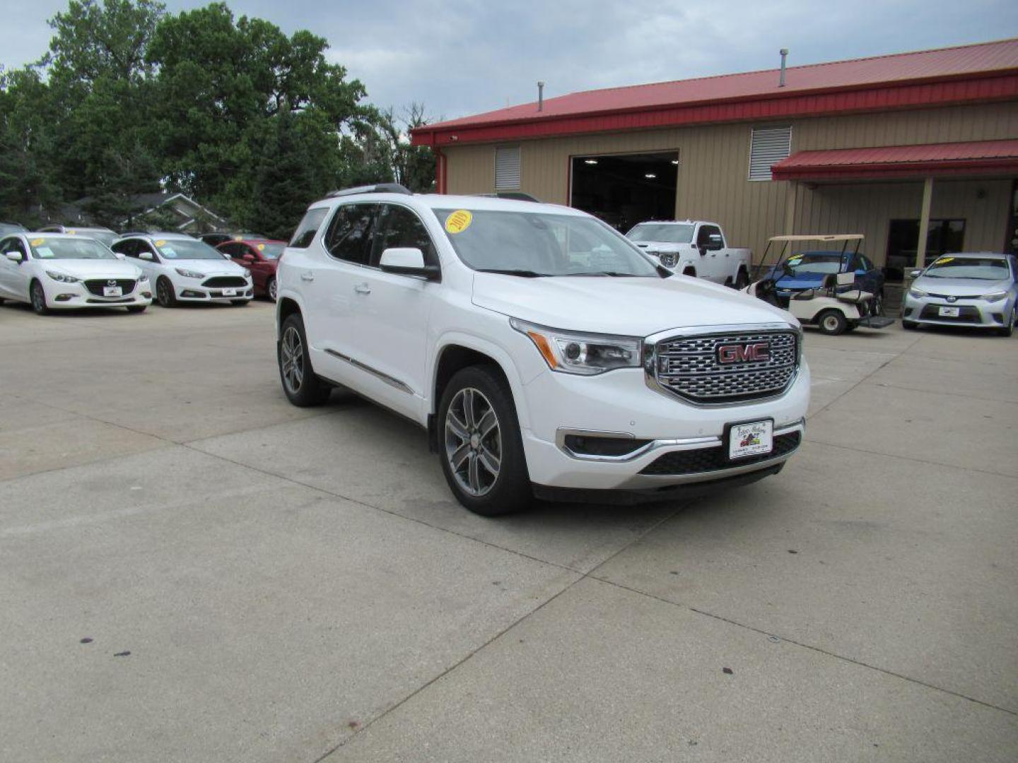 2019 WHITE GMC ACADIA DENALI (1GKKNXLS4KZ) with an 3.6L engine, Automatic transmission, located at 908 SE 14th Street, Des Moines, IA, 50317, (515) 281-0330, 41.580303, -93.597046 - Photo#2