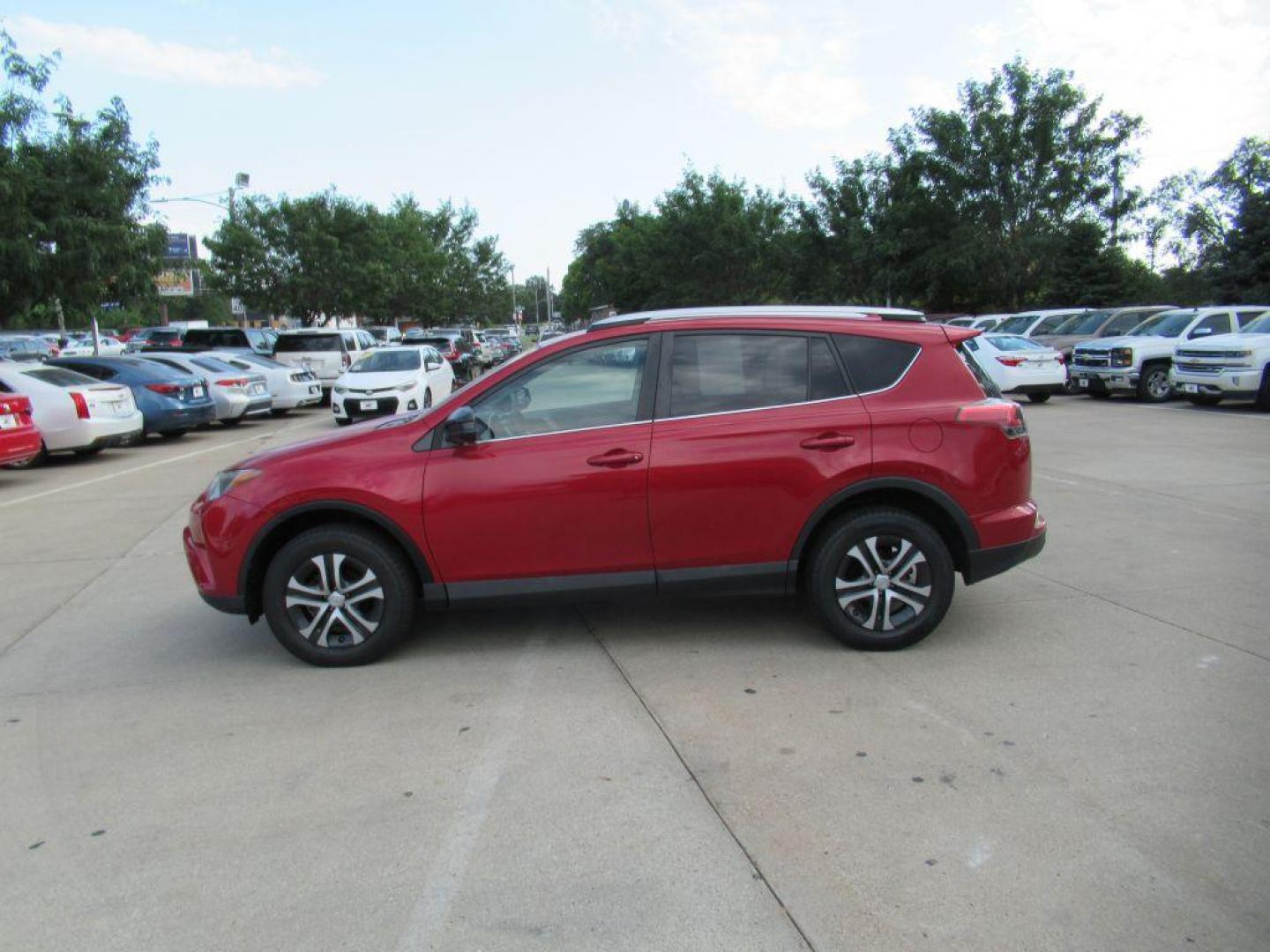 2016 RED TOYOTA RAV4 LE (2T3BFREV7GW) with an 2.5L engine, Automatic transmission, located at 908 SE 14th Street, Des Moines, IA, 50317, (515) 281-0330, 41.580303, -93.597046 - Photo#7