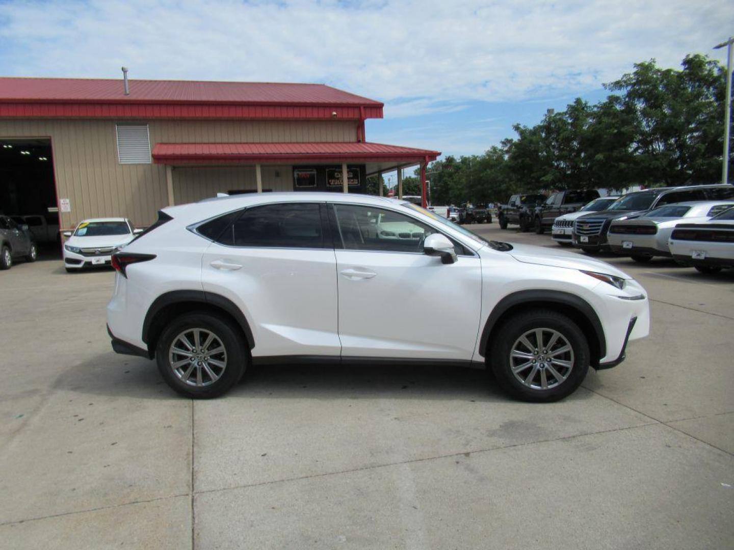 2018 WHITE LEXUS NX 300 BASE (JTJBARBZ2J2) with an 2.0L engine, Automatic transmission, located at 908 SE 14th Street, Des Moines, IA, 50317, (515) 281-0330, 41.580303, -93.597046 - Photo#3