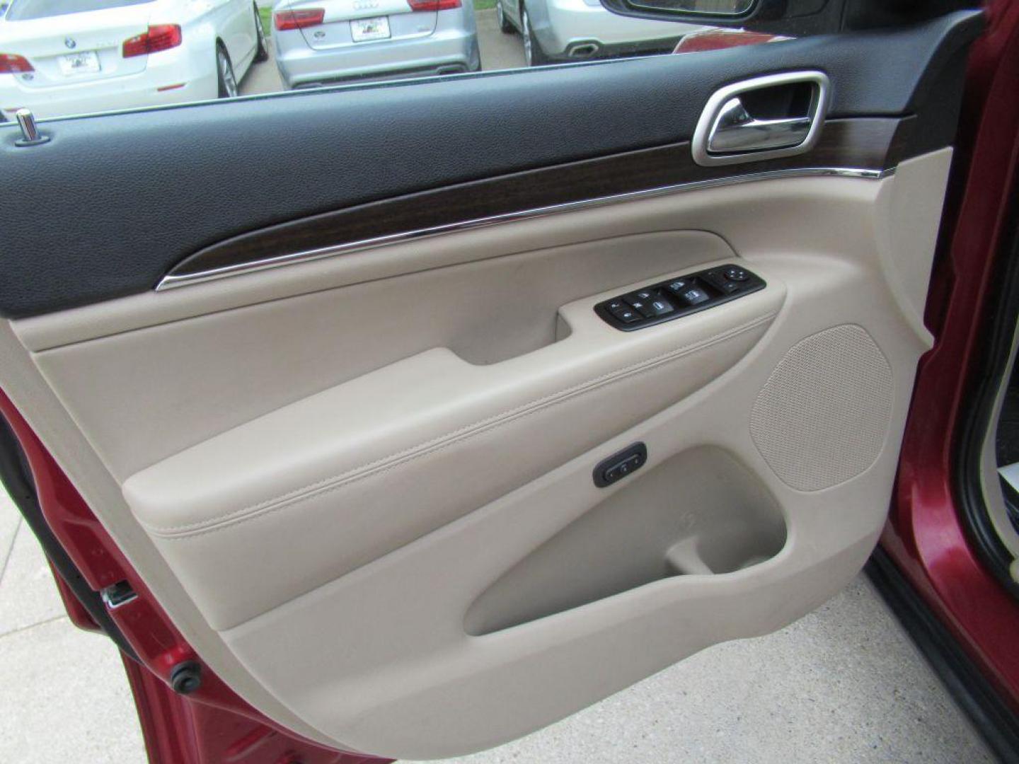 2015 RED JEEP GRAND CHEROKEE LIMITED (1C4RJFBG7FC) with an 3.6L engine, Automatic transmission, located at 908 SE 14th Street, Des Moines, IA, 50317, (515) 281-0330, 41.580303, -93.597046 - Photo#9