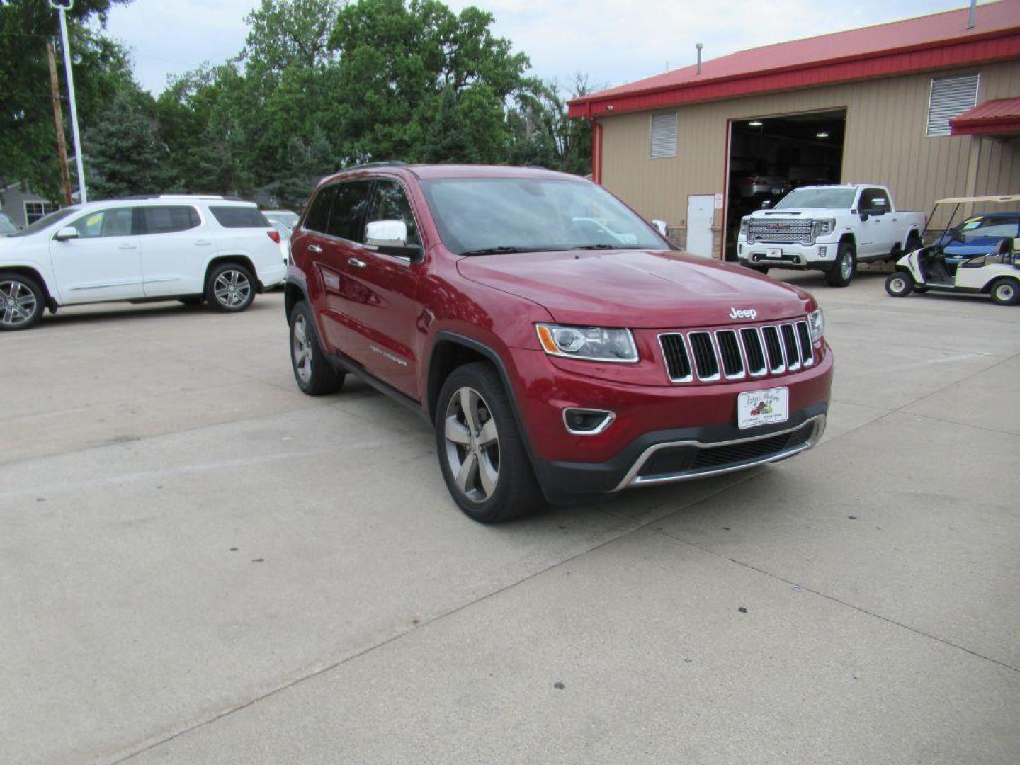 2015 RED JEEP GRAND CHEROKEE LIMITED (1C4RJFBG7FC) with an 3.6L engine, Automatic transmission, located at 908 SE 14th Street, Des Moines, IA, 50317, (515) 281-0330, 41.580303, -93.597046 - Photo#2