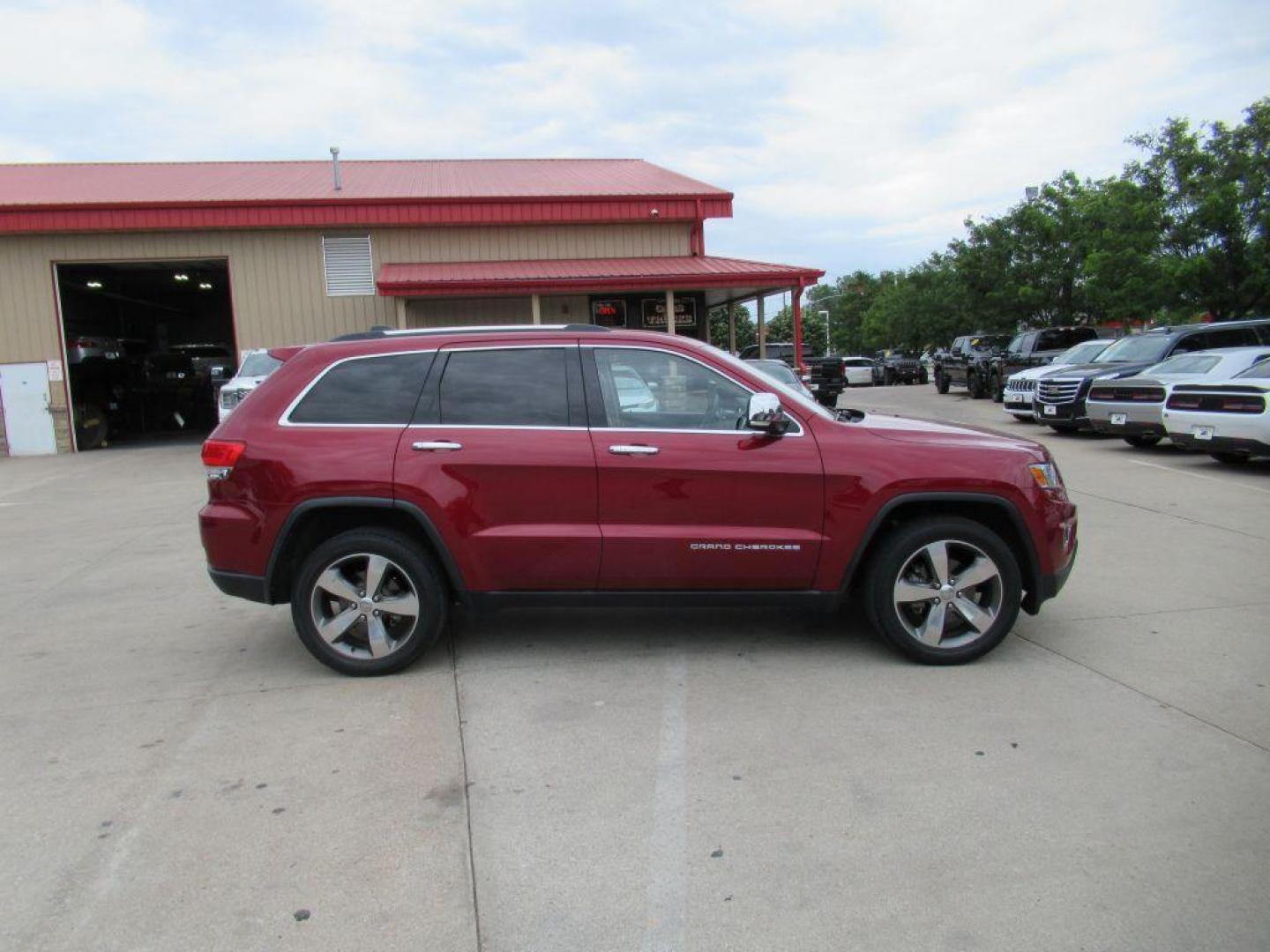 2015 RED JEEP GRAND CHEROKEE LIMITED (1C4RJFBG7FC) with an 3.6L engine, Automatic transmission, located at 908 SE 14th Street, Des Moines, IA, 50317, (515) 281-0330, 41.580303, -93.597046 - Photo#3