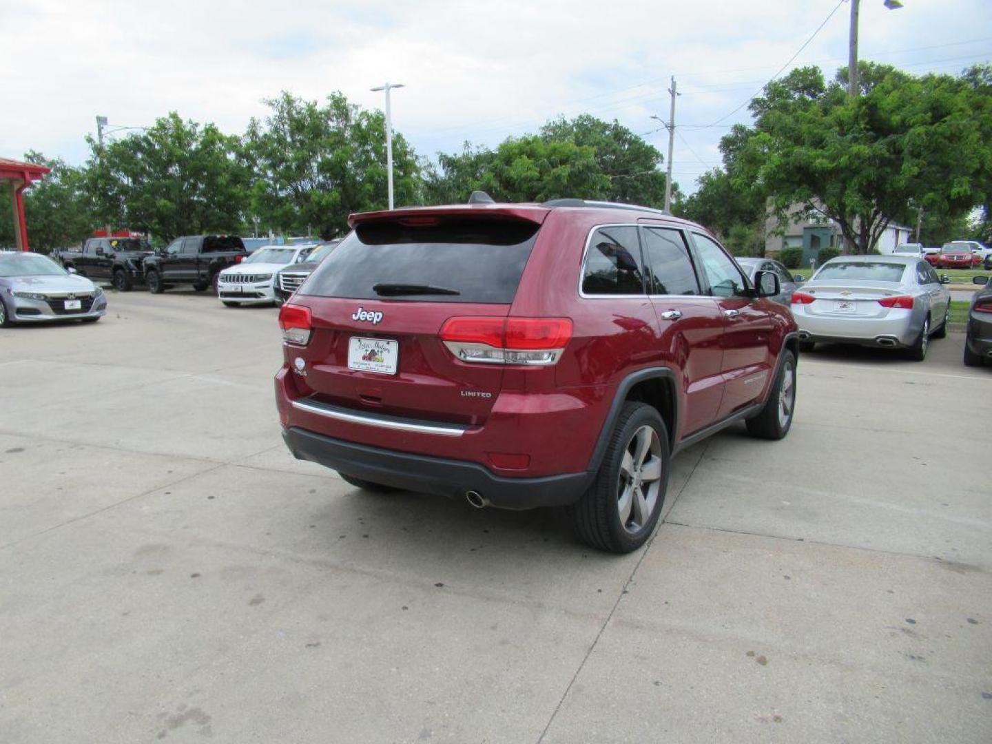 2015 RED JEEP GRAND CHEROKEE LIMITED (1C4RJFBG7FC) with an 3.6L engine, Automatic transmission, located at 908 SE 14th Street, Des Moines, IA, 50317, (515) 281-0330, 41.580303, -93.597046 - Photo#4