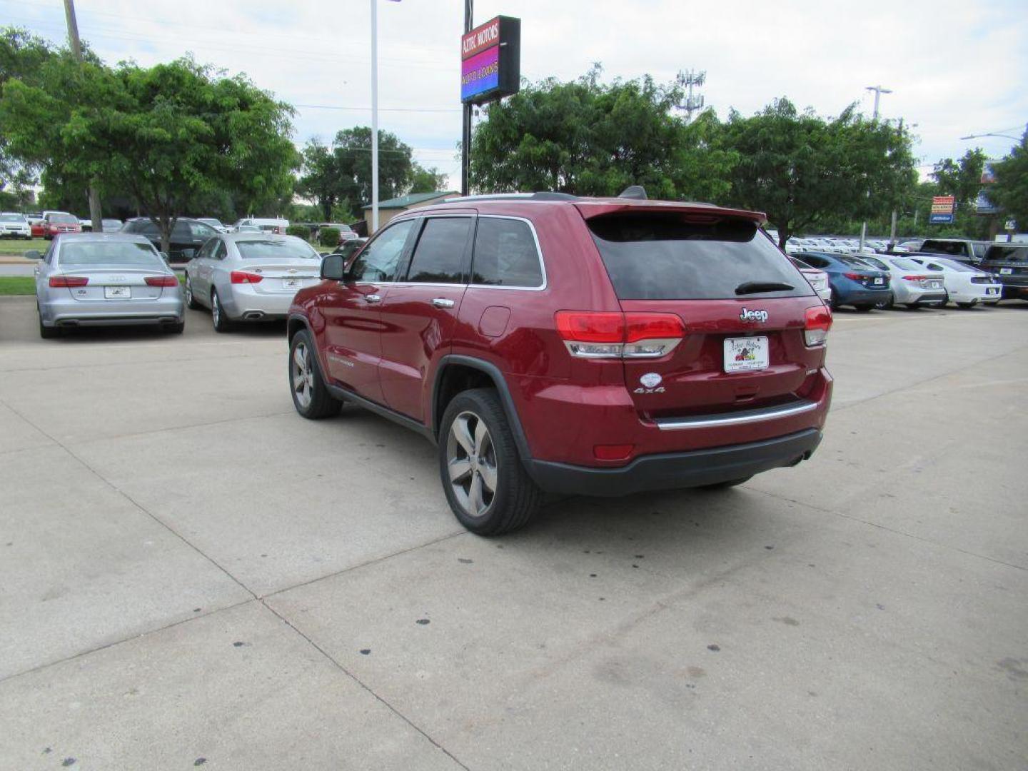 2015 RED JEEP GRAND CHEROKEE LIMITED (1C4RJFBG7FC) with an 3.6L engine, Automatic transmission, located at 908 SE 14th Street, Des Moines, IA, 50317, (515) 281-0330, 41.580303, -93.597046 - Photo#6