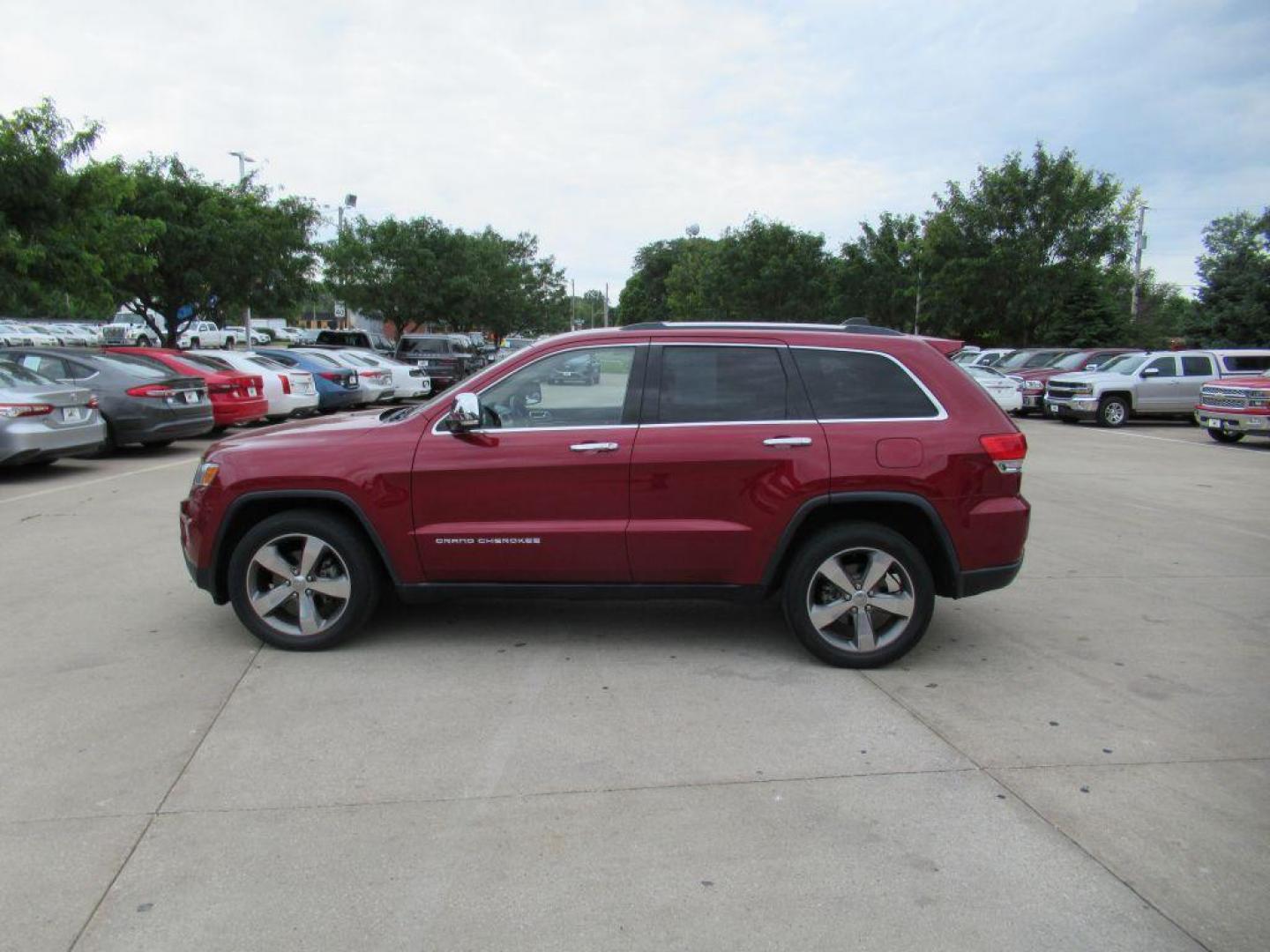 2015 RED JEEP GRAND CHEROKEE LIMITED (1C4RJFBG7FC) with an 3.6L engine, Automatic transmission, located at 908 SE 14th Street, Des Moines, IA, 50317, (515) 281-0330, 41.580303, -93.597046 - Photo#7