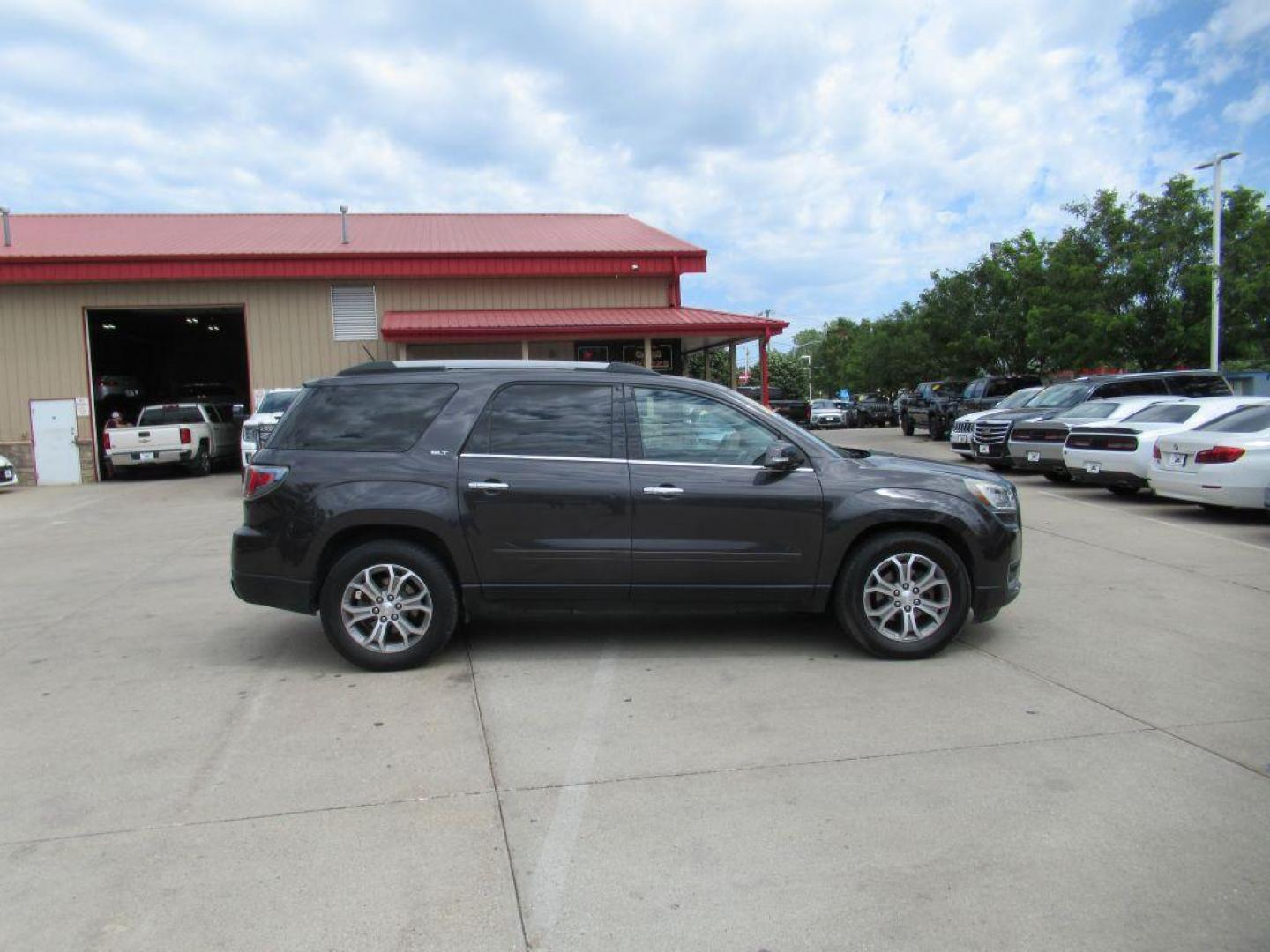 2013 GRAY GMC ACADIA SLT-1 (1GKKVRKD6DJ) with an 3.6L engine, Automatic transmission, located at 908 SE 14th Street, Des Moines, IA, 50317, (515) 281-0330, 41.580303, -93.597046 - Photo#3