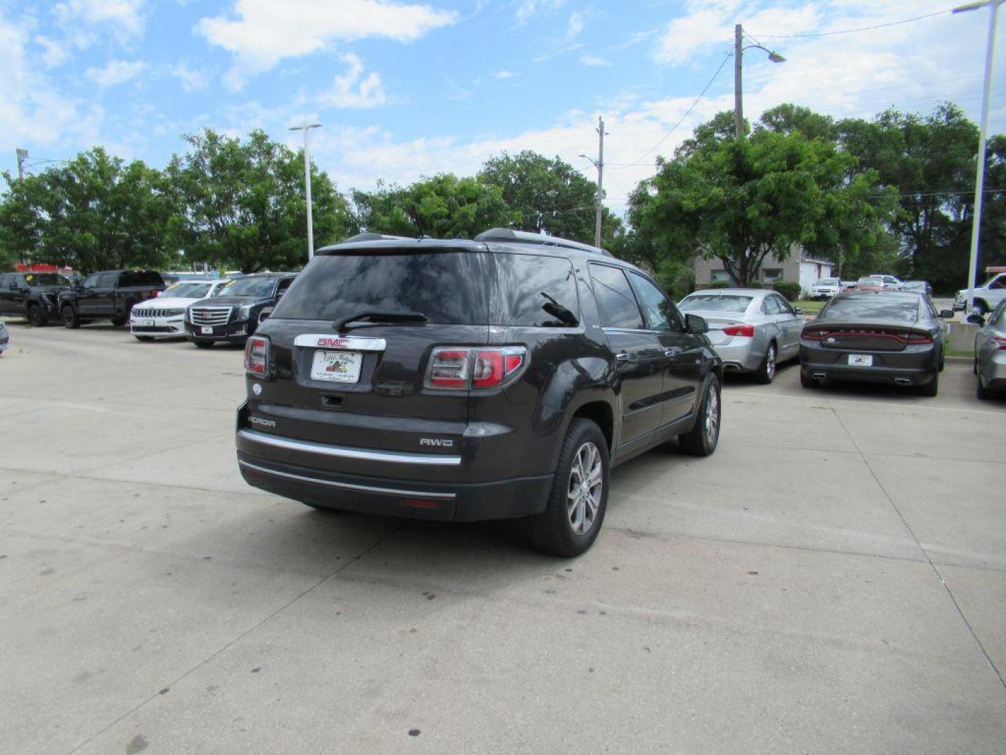 2013 GRAY GMC ACADIA SLT-1 (1GKKVRKD6DJ) with an 3.6L engine, Automatic transmission, located at 908 SE 14th Street, Des Moines, IA, 50317, (515) 281-0330, 41.580303, -93.597046 - Photo#4