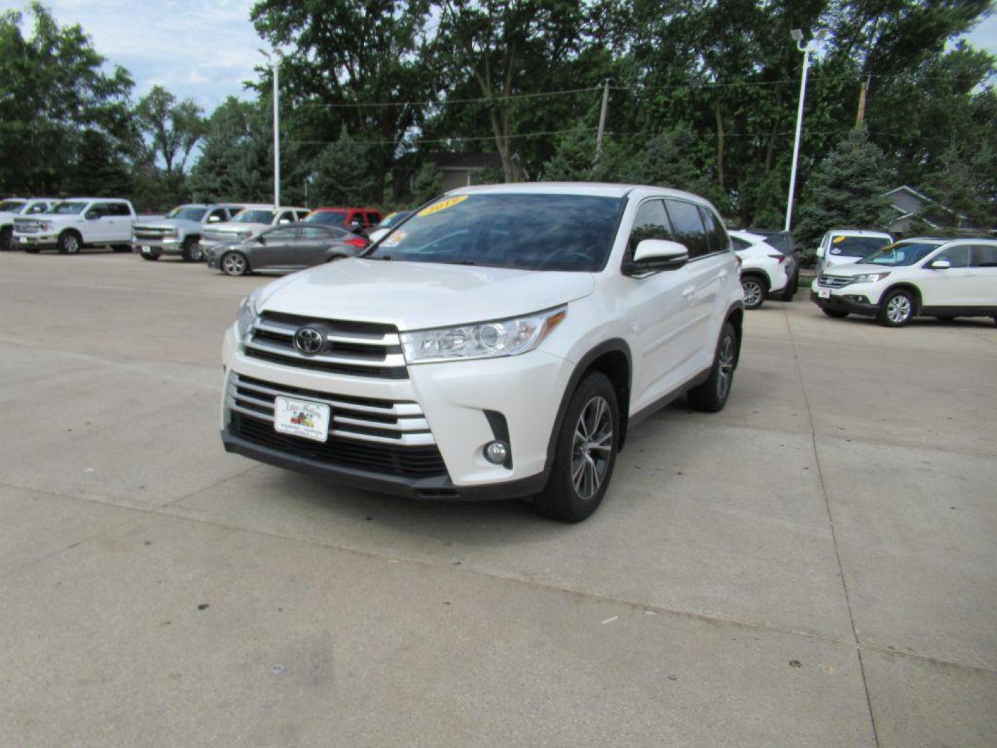 2019 WHITE TOYOTA HIGHLANDER LE PLUS (5TDBZRFH7KS) with an 3.5L engine, Automatic transmission, located at 908 SE 14th Street, Des Moines, IA, 50317, (515) 281-0330, 41.580303, -93.597046 - Photo#0