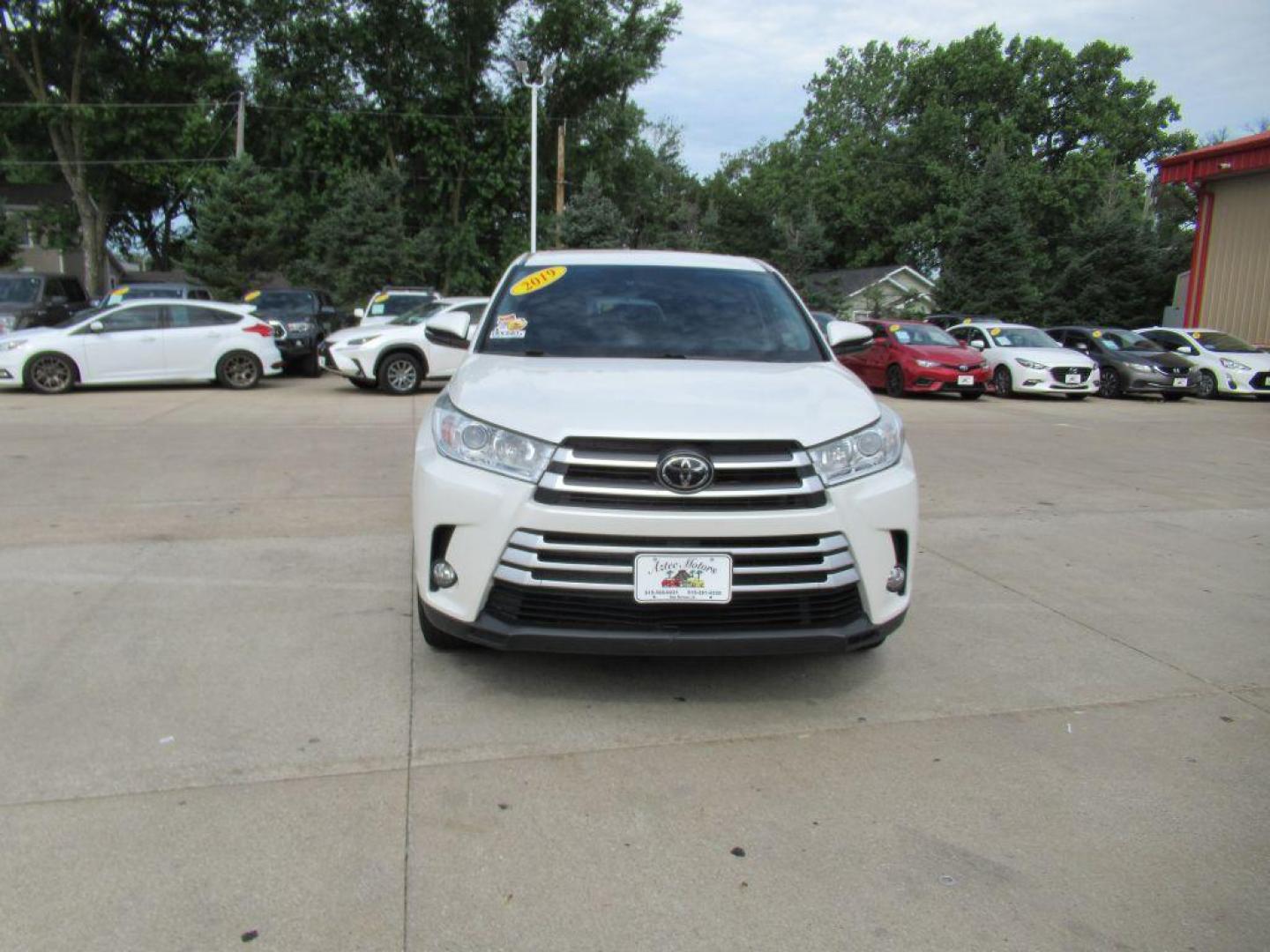 2019 WHITE TOYOTA HIGHLANDER LE PLUS (5TDBZRFH7KS) with an 3.5L engine, Automatic transmission, located at 908 SE 14th Street, Des Moines, IA, 50317, (515) 281-0330, 41.580303, -93.597046 - Photo#1